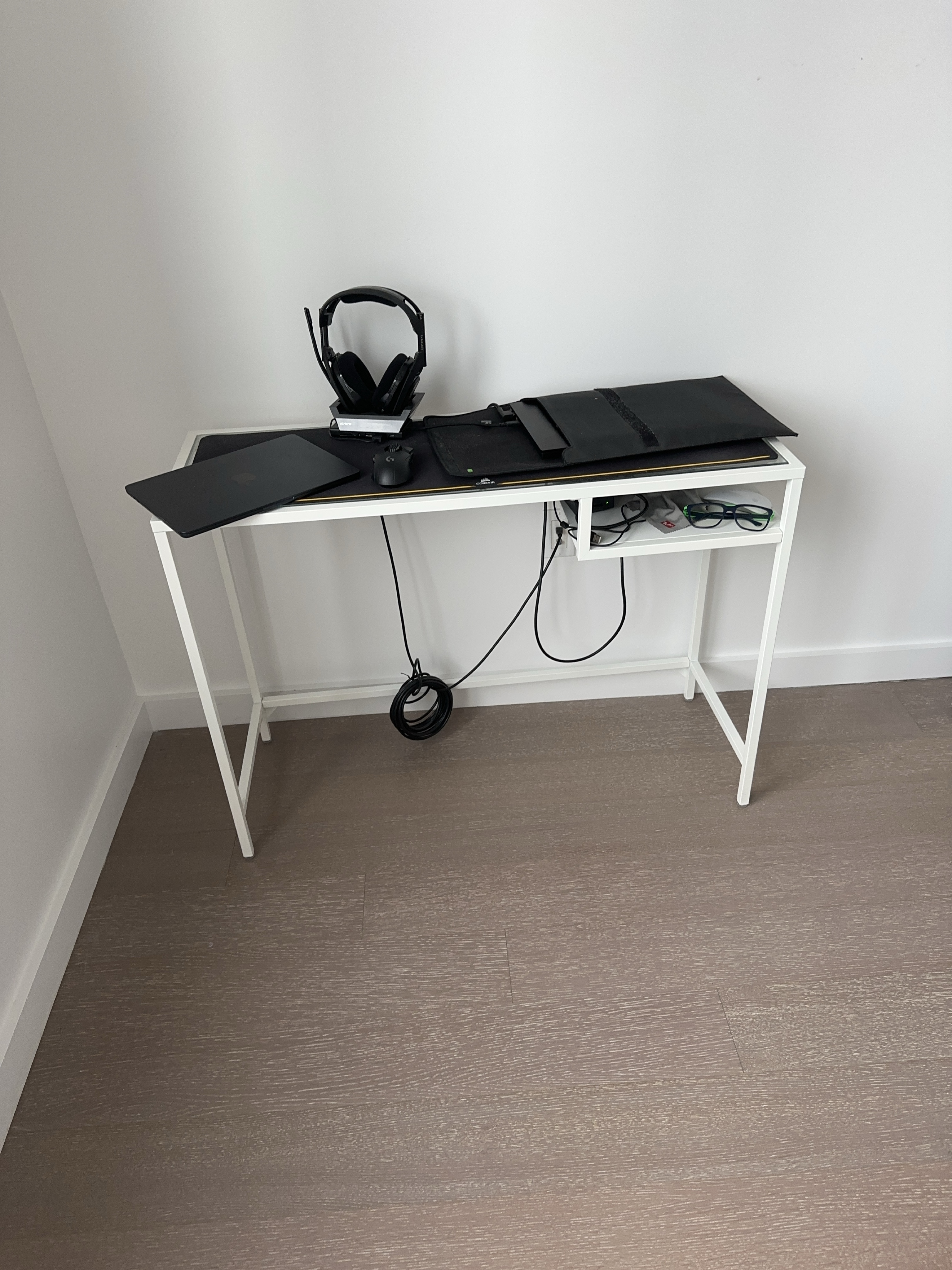 IKEA White desk thumbnail