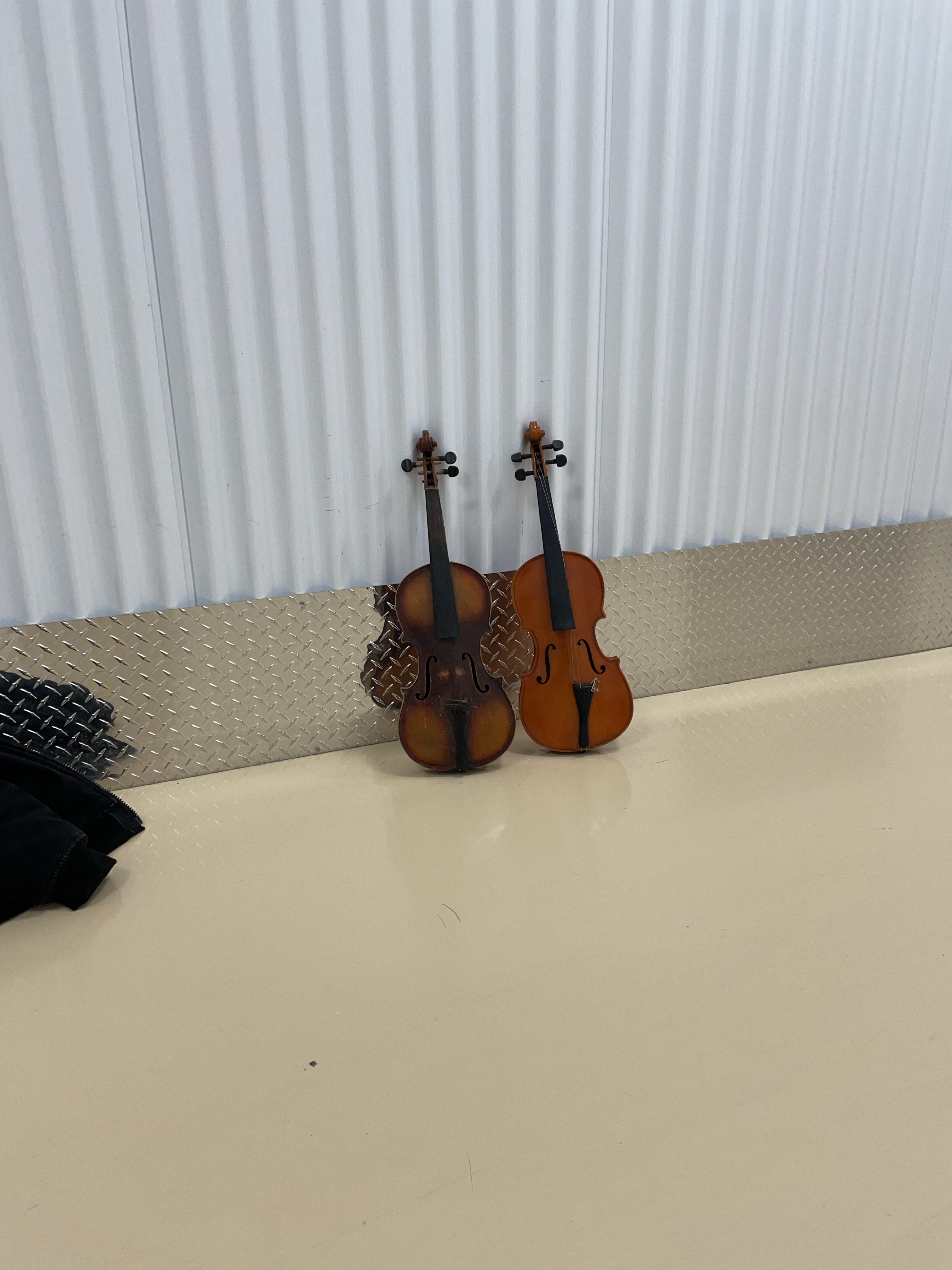 Decorative violins thumbnail