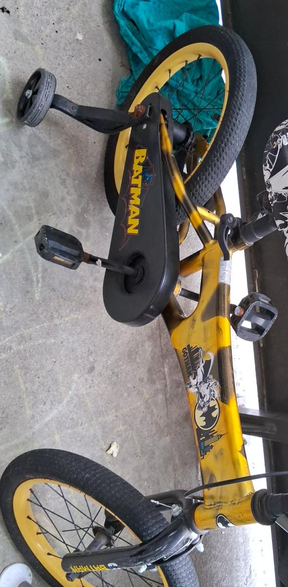Batman Kids' Bike with Training Wheels thumbnail