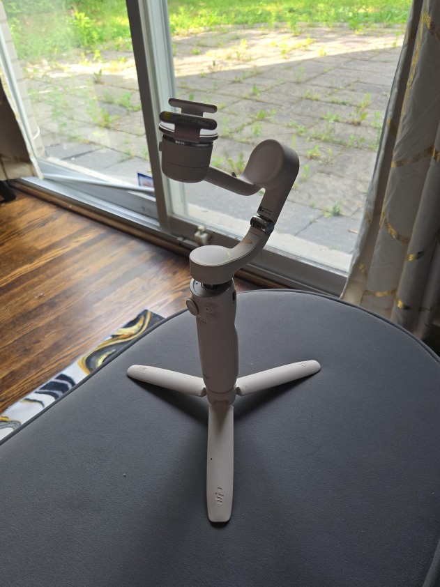 DJI Osmo Mobile 6 Gimbal Stabilizer thumbnail