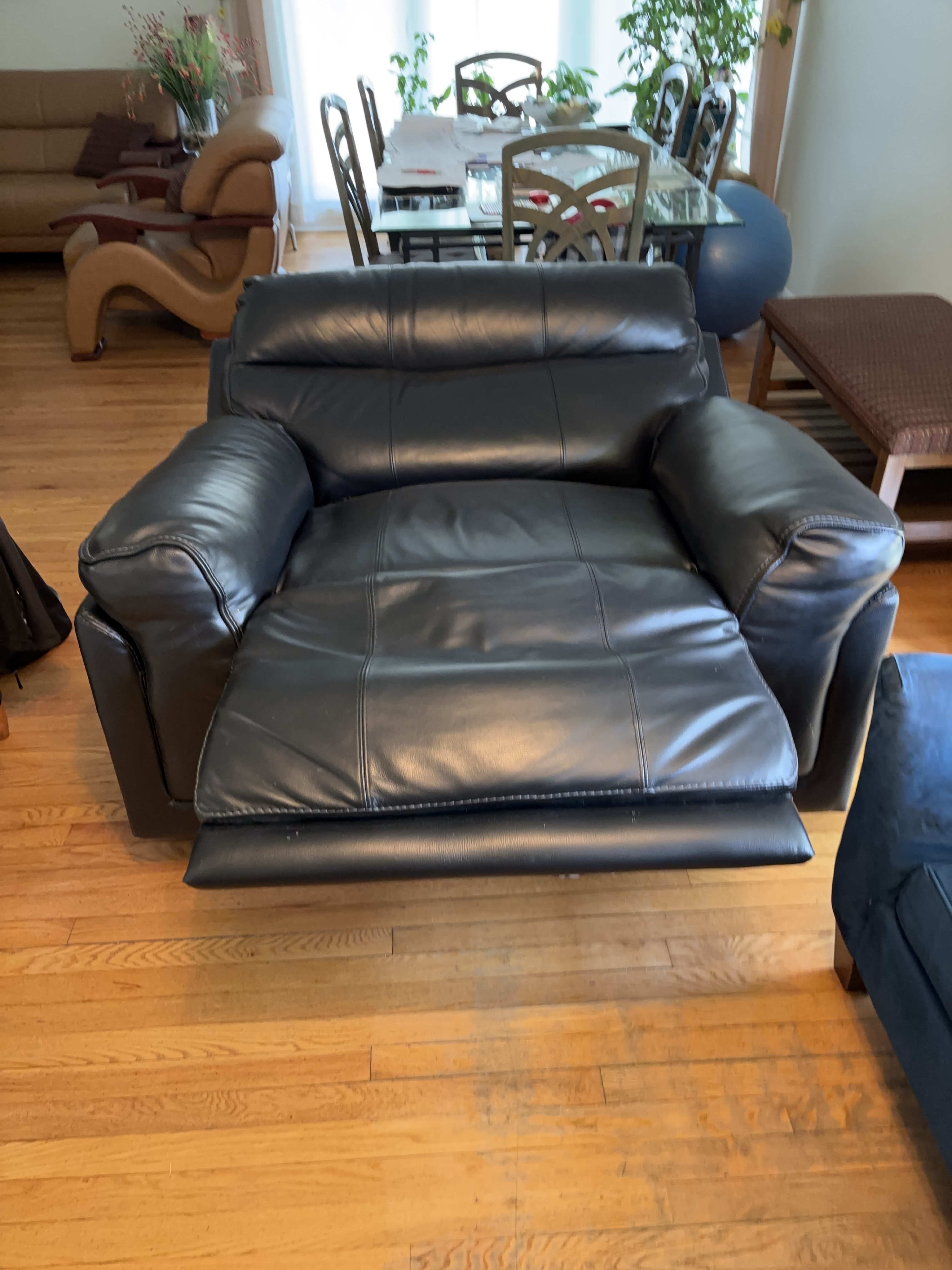 Extra wide Black Leather Recliner thumbnail