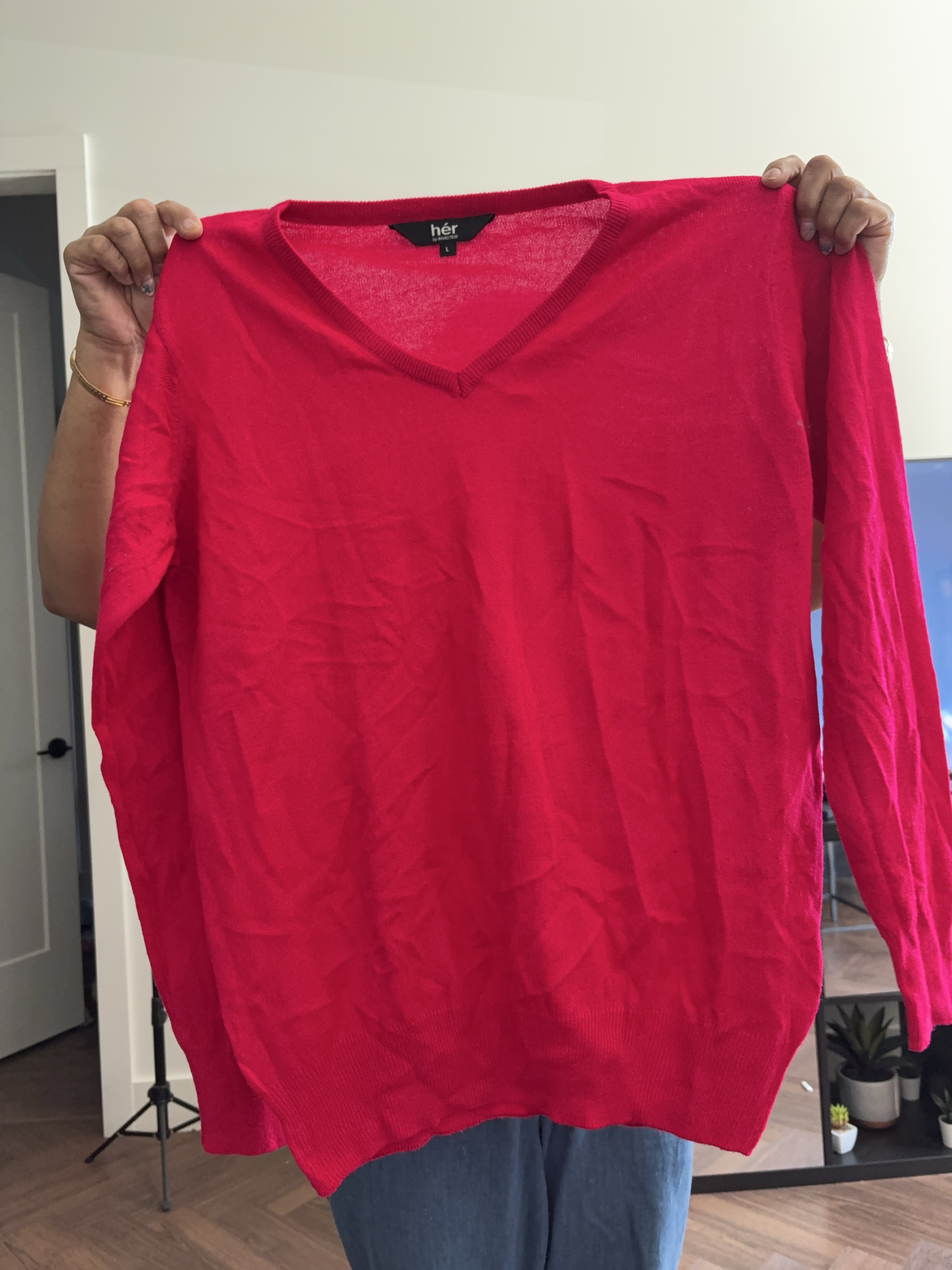 hér by INVICTUS Red V-Neck Sweater - Size L thumbnail