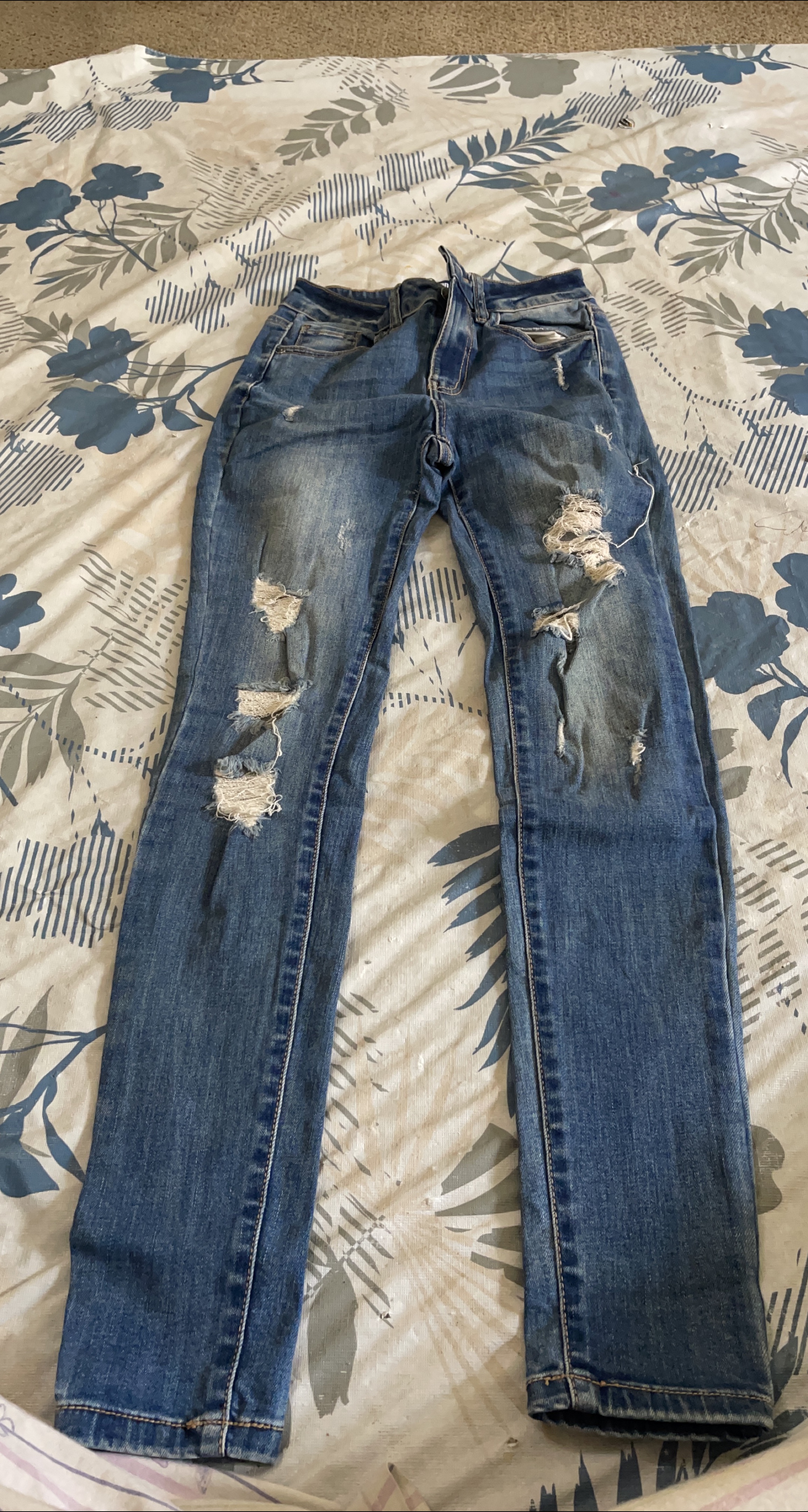 Ripped Jeans thumbnail