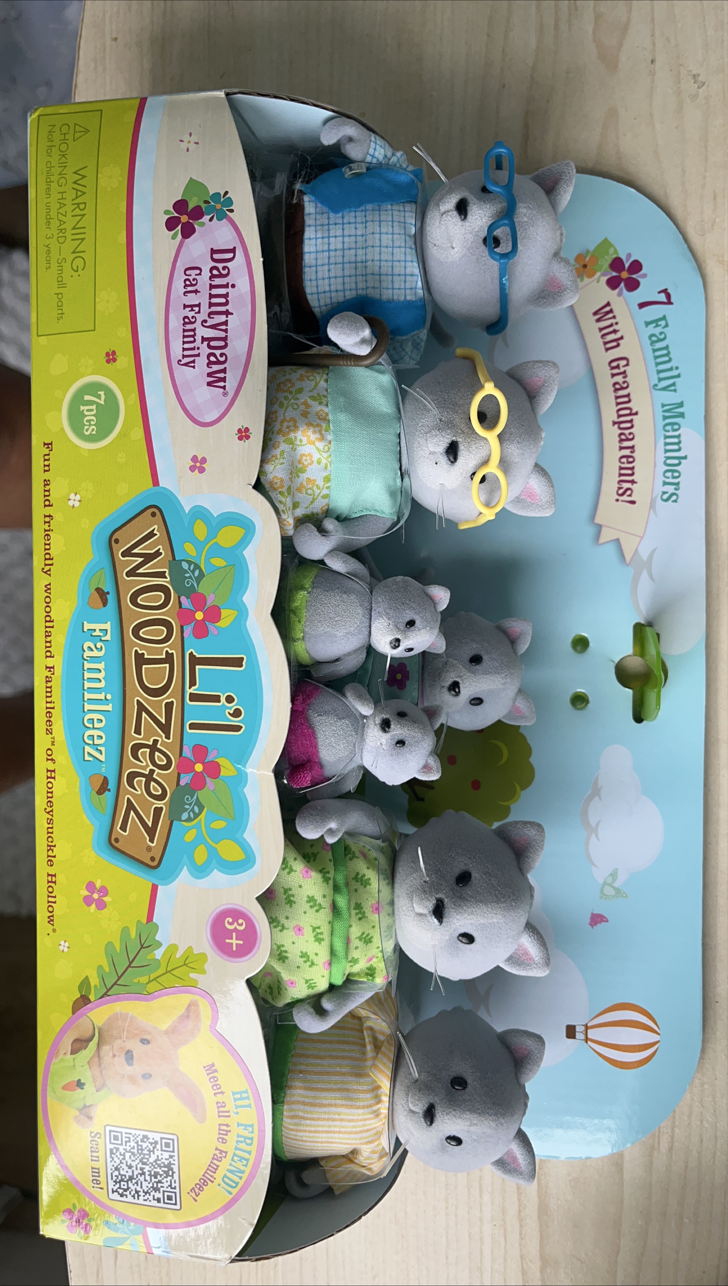 Li'l Woodzeez Daintypaw Cat Family thumbnail