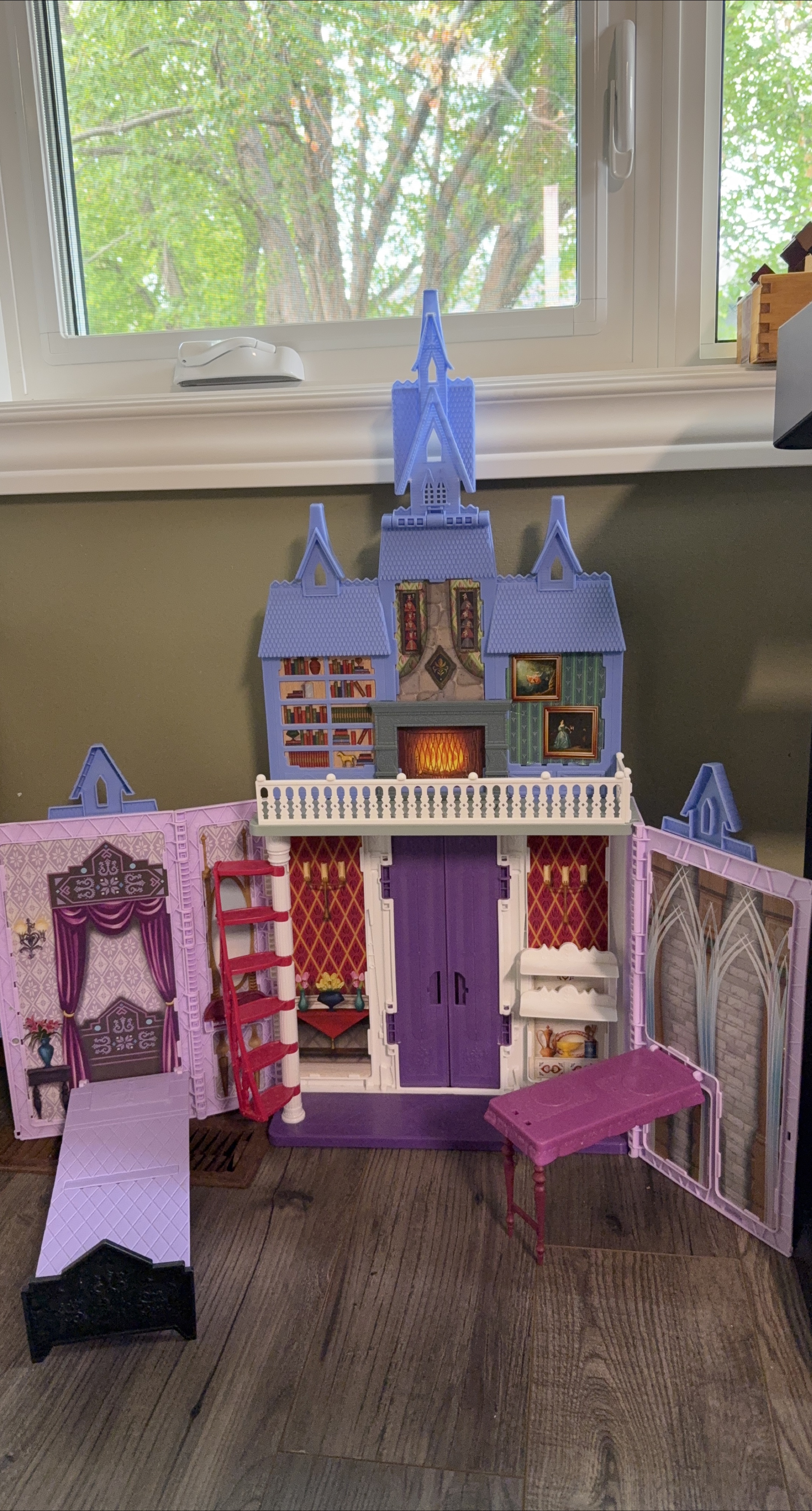 Disney Frozen Fold &Go Arendelle Castle thumbnail