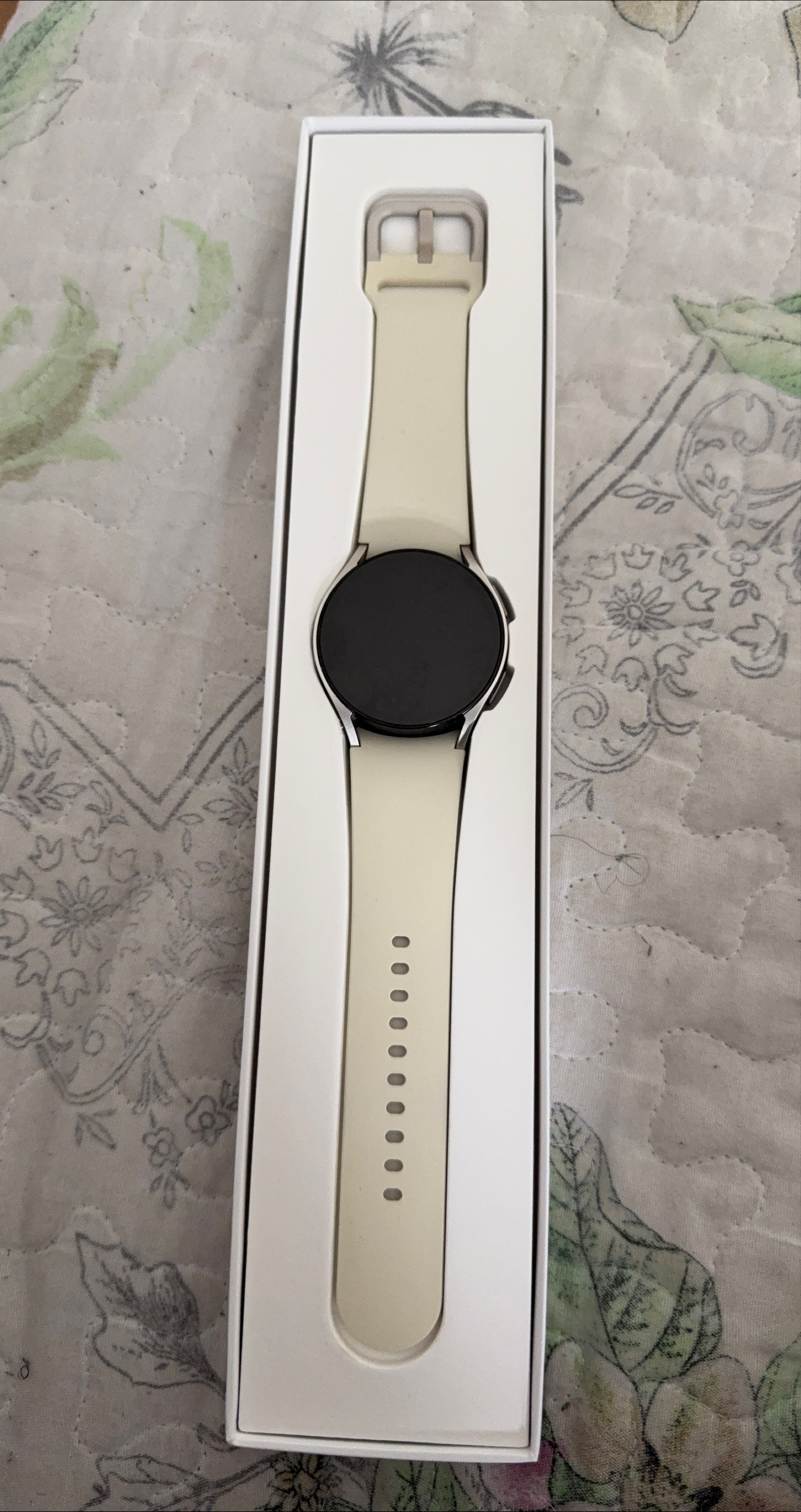 Smartwatch with cream band