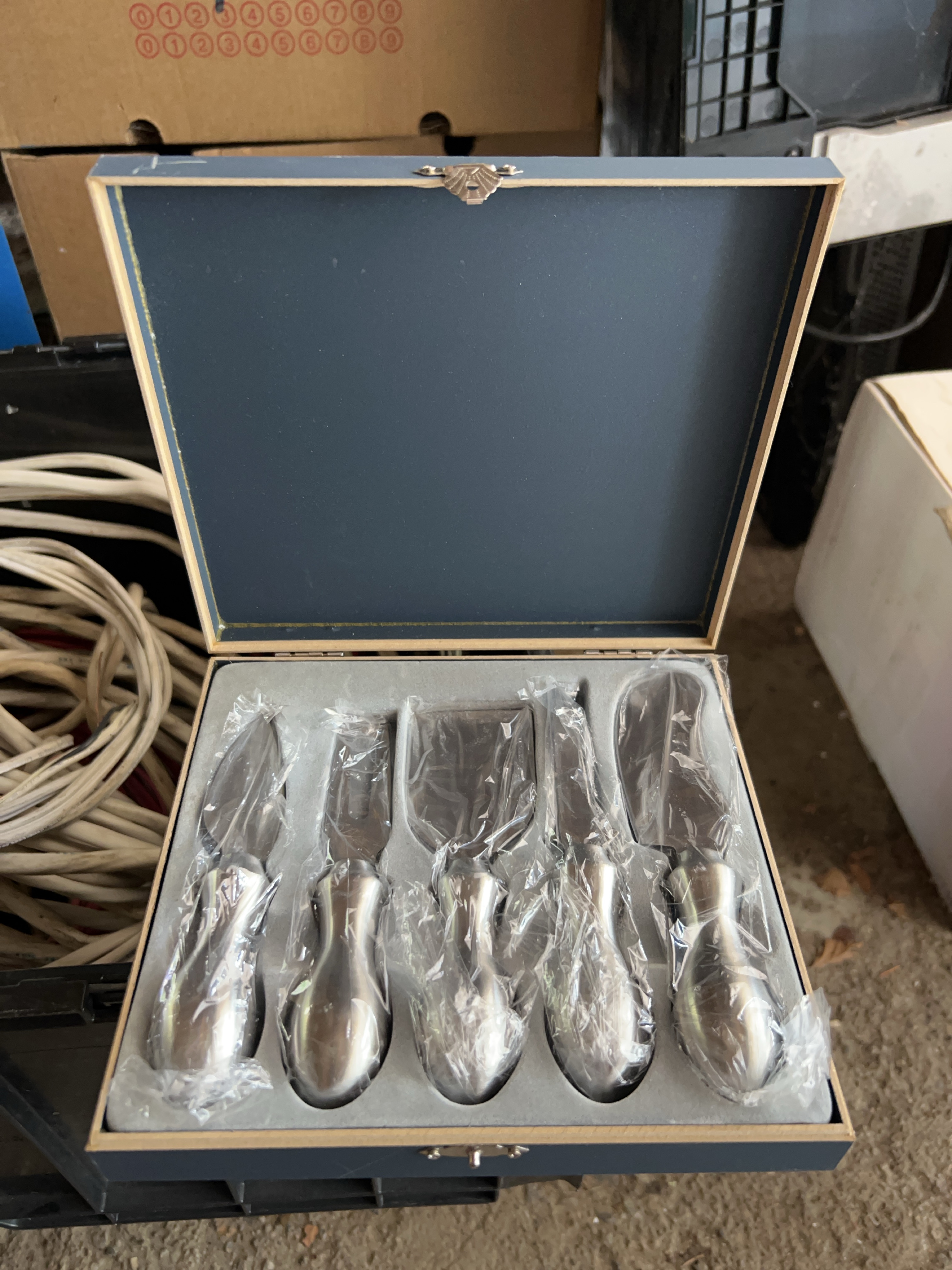 Cheese Knife Set in Box thumbnail