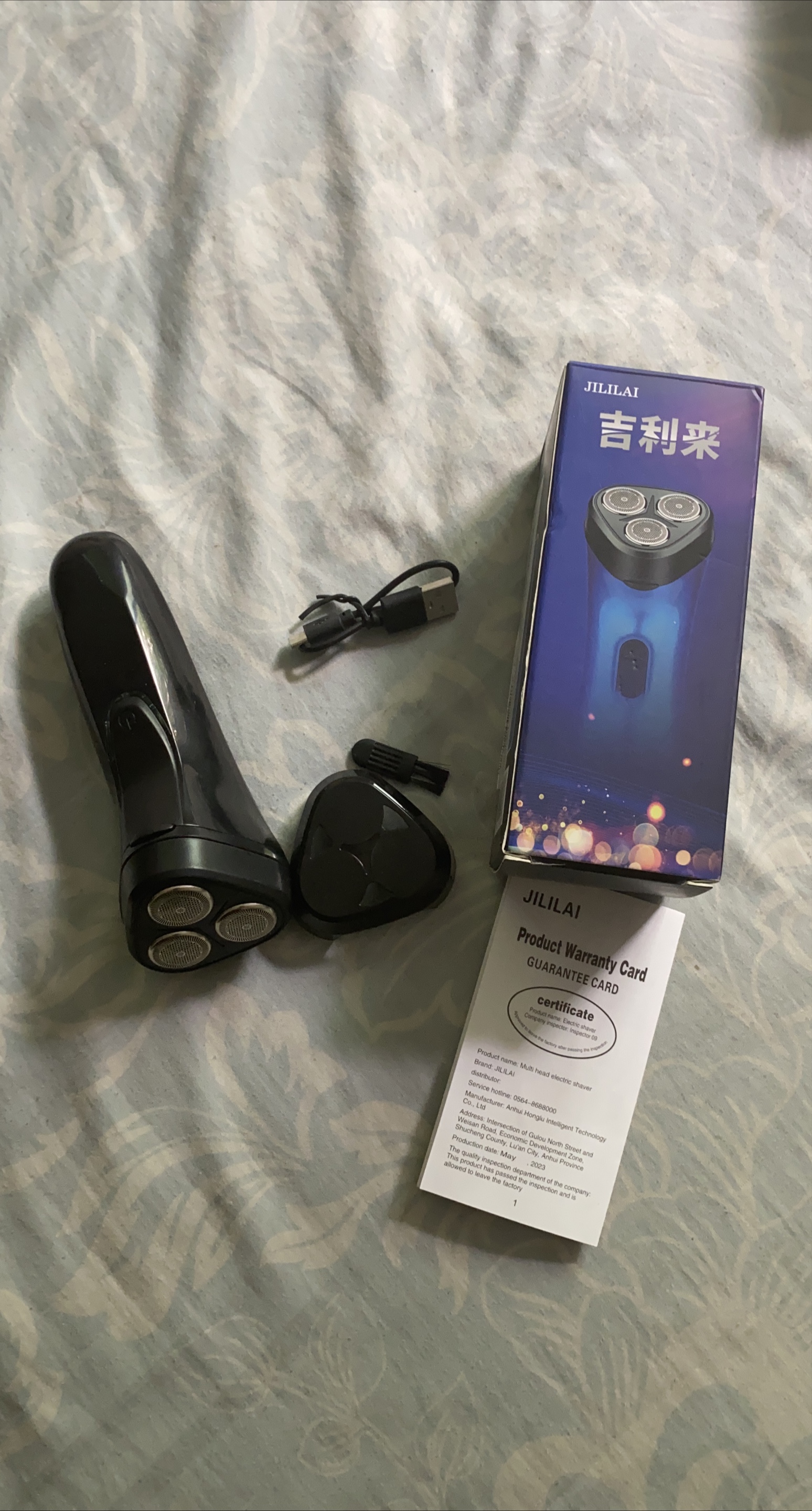 Electric Shaver with USB Charger thumbnail