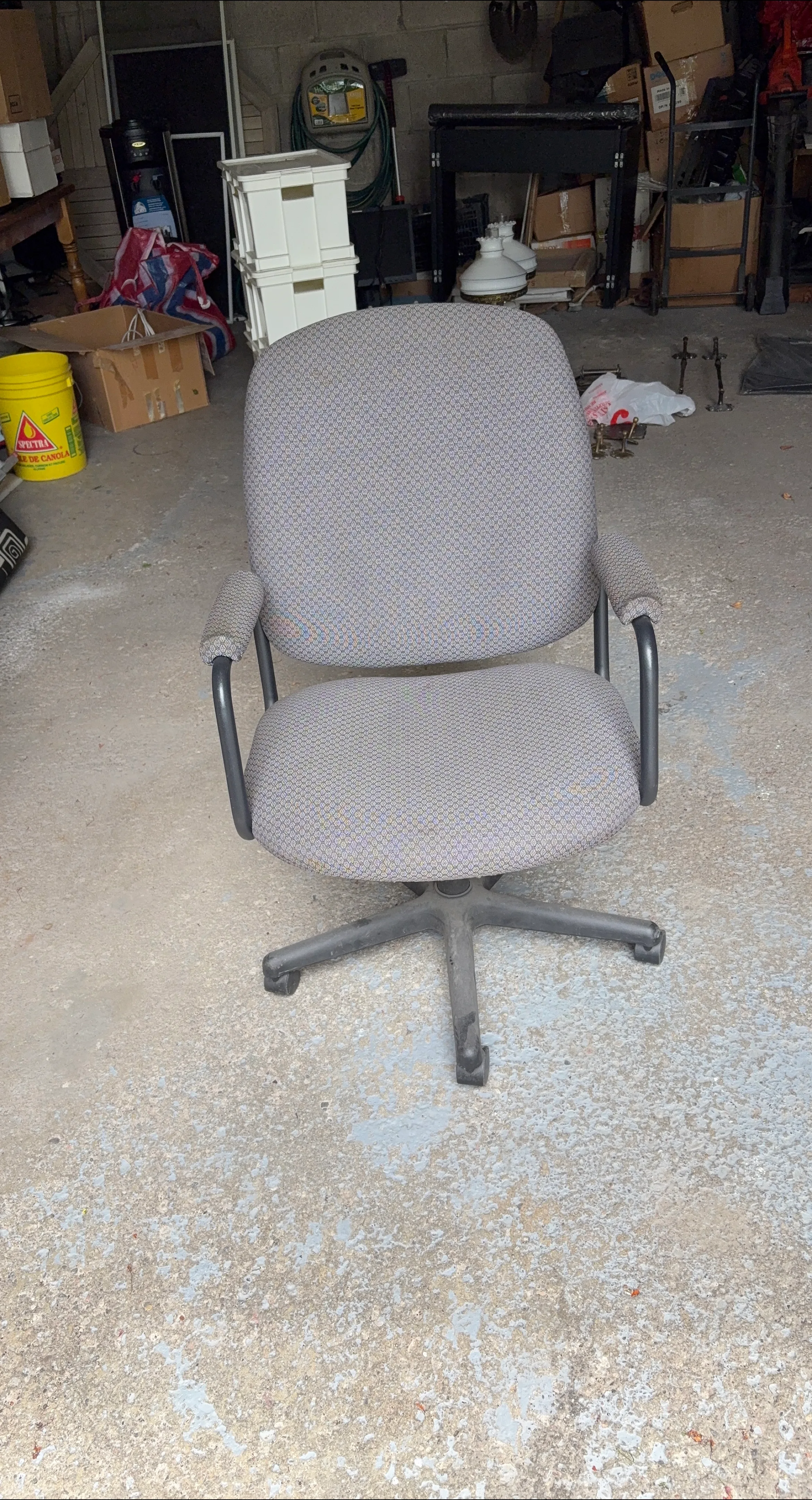 Swivel office chair