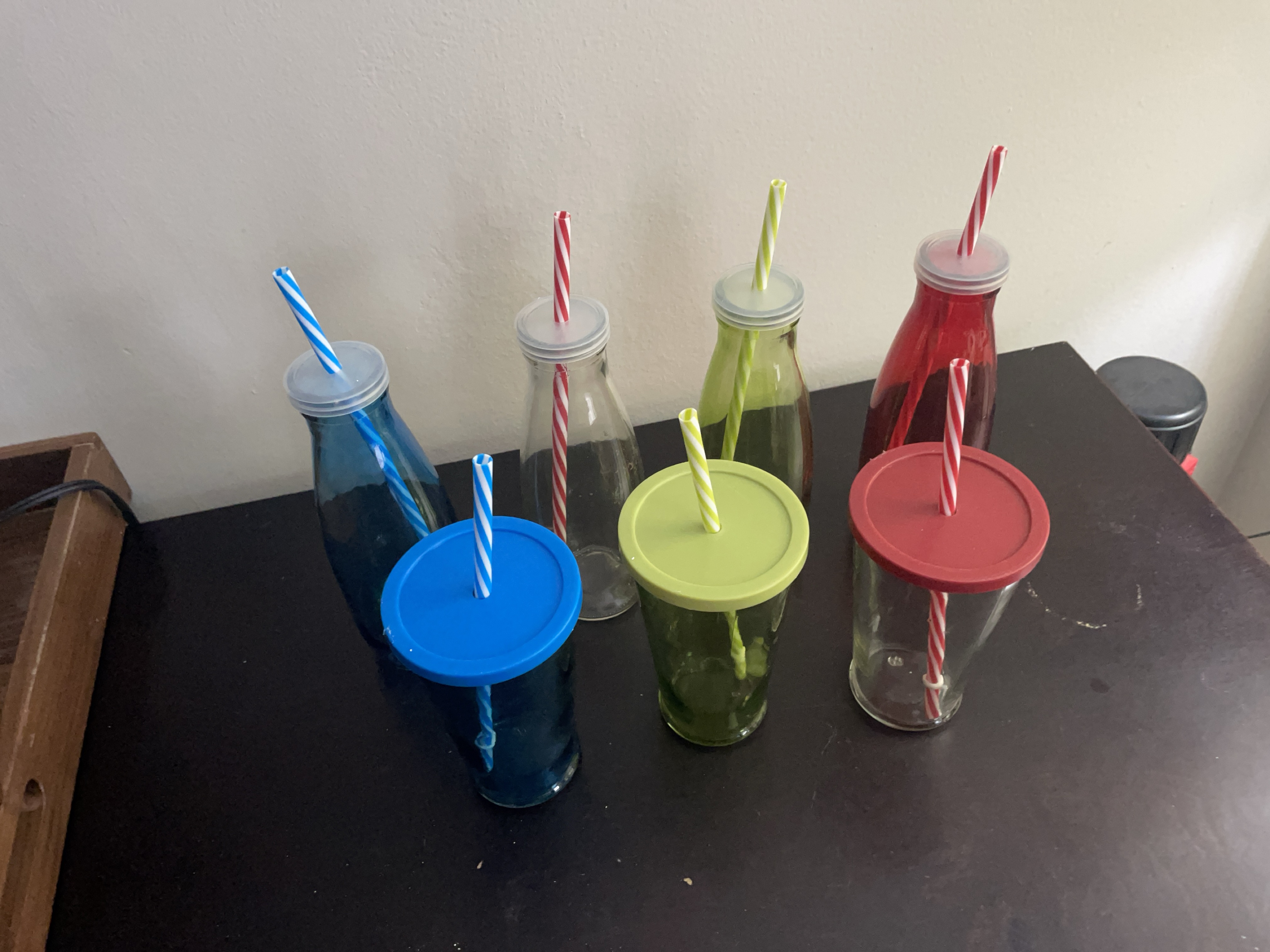 Set of 6 drinking glasses with lids and straws image indicator(3)