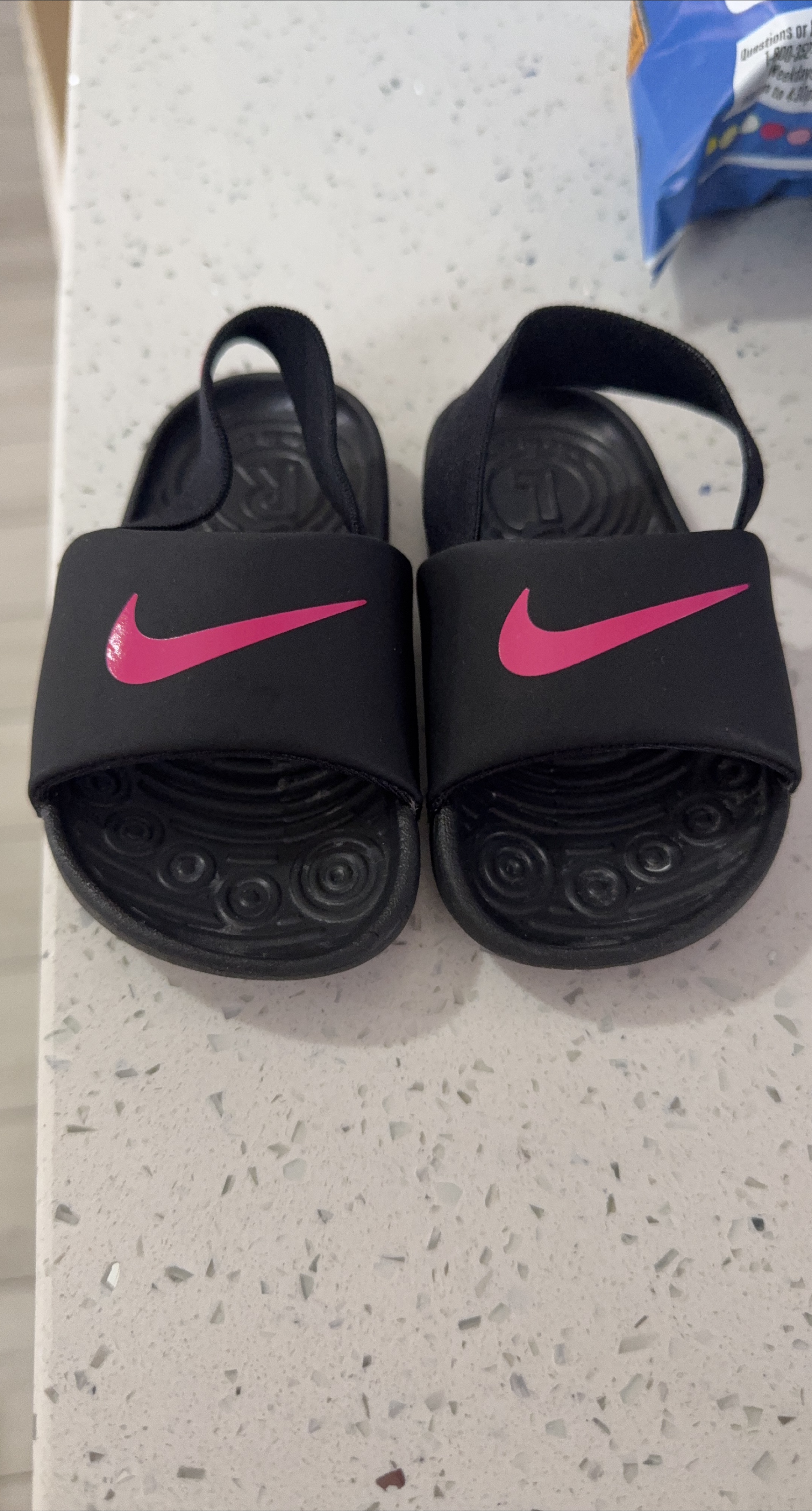 Free Nike Black Slides With Pink Swoosh 🥕 thumbnail