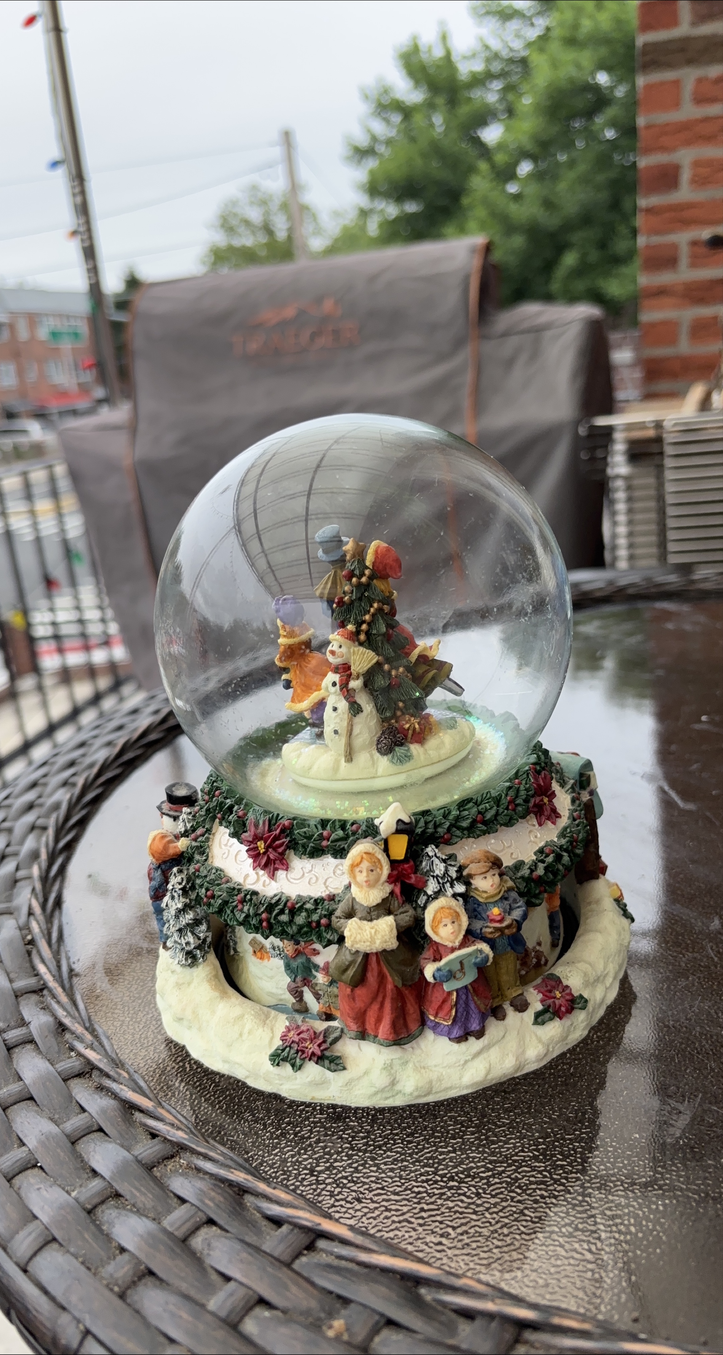 Festive Snow Globe Decoration thumbnail