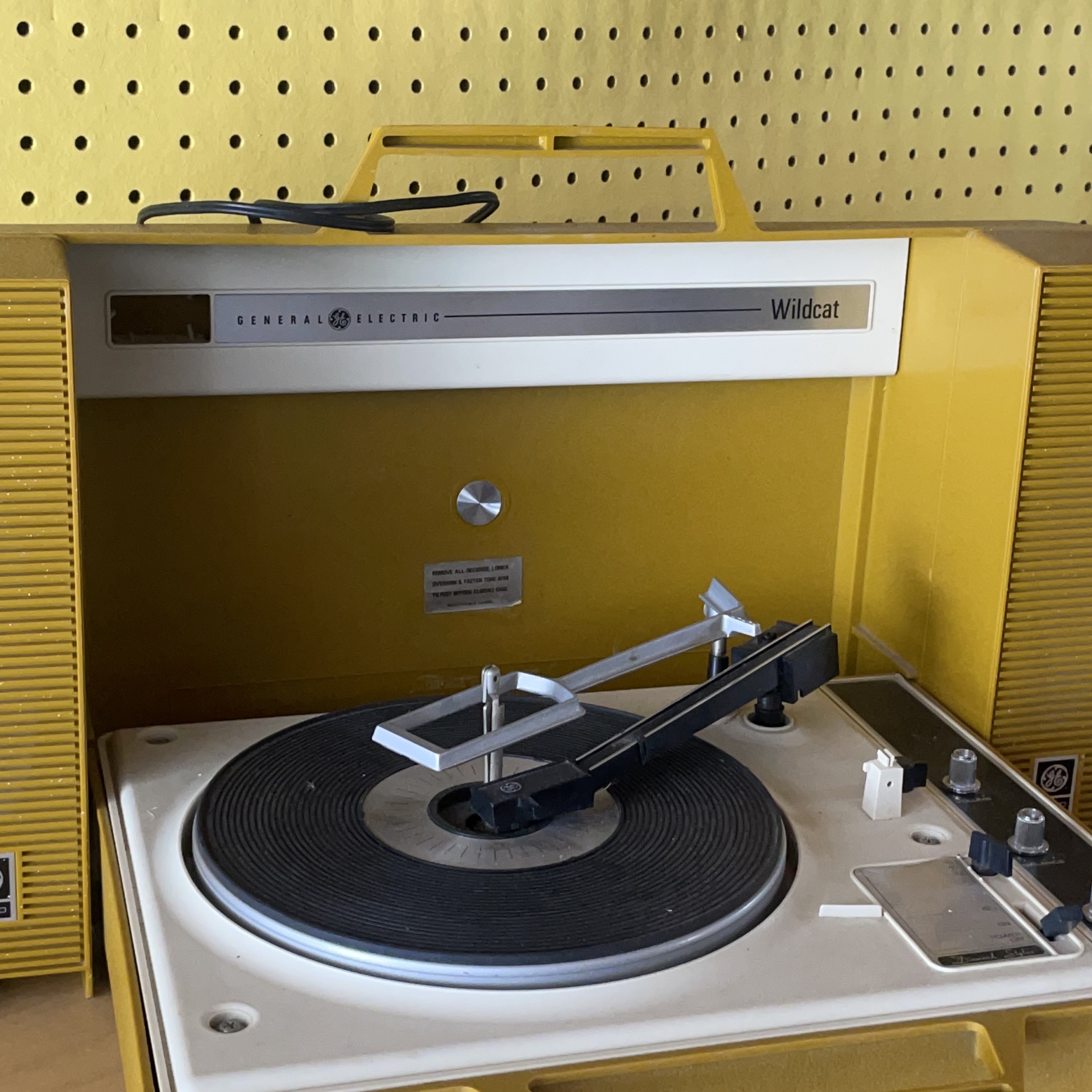 Vintage GE Wildcat Stereo Record Player 🥕 thumbnail