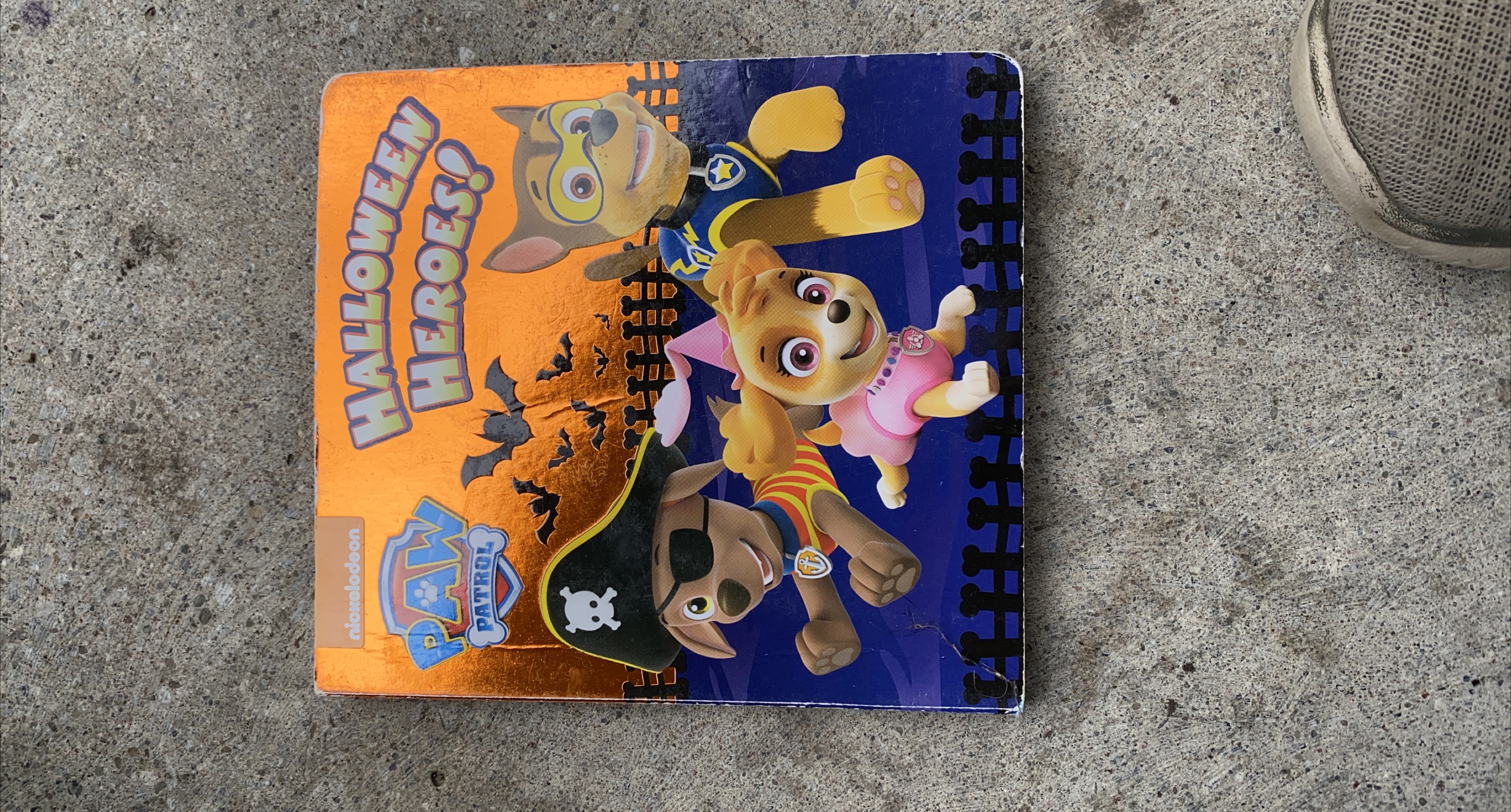 Paw Patrol Halloween Heroes Book thumbnail