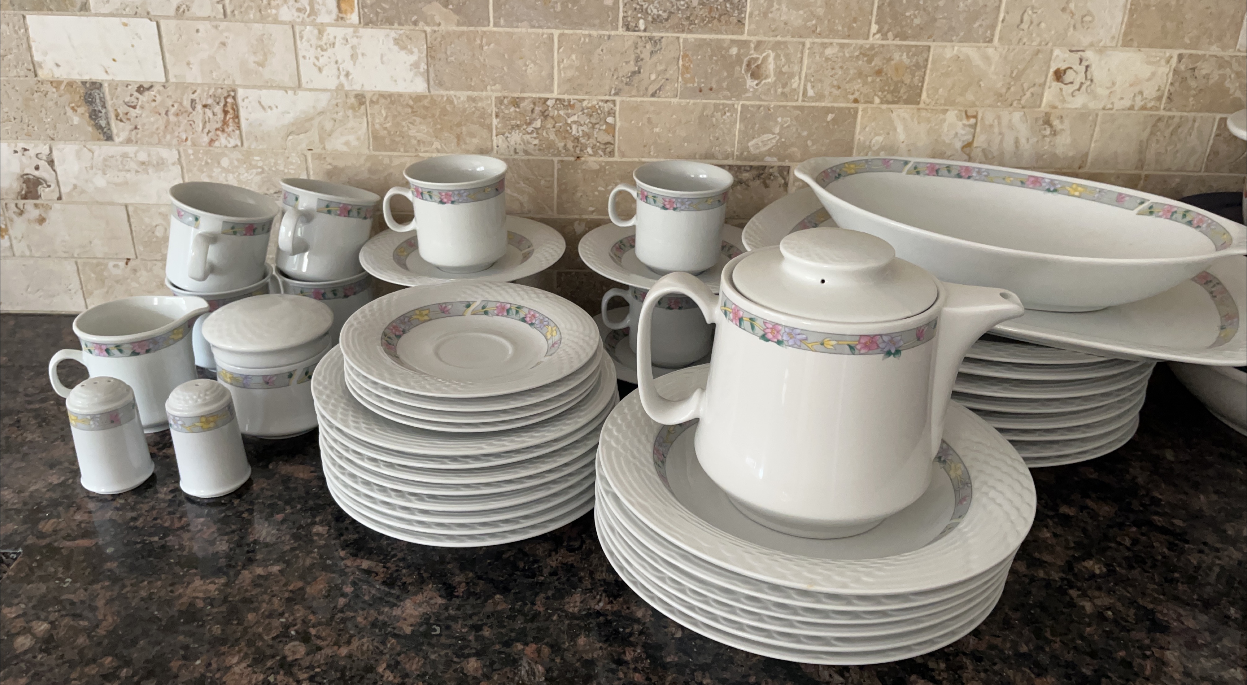 Floral Patterned Dinnerware Set thumbnail