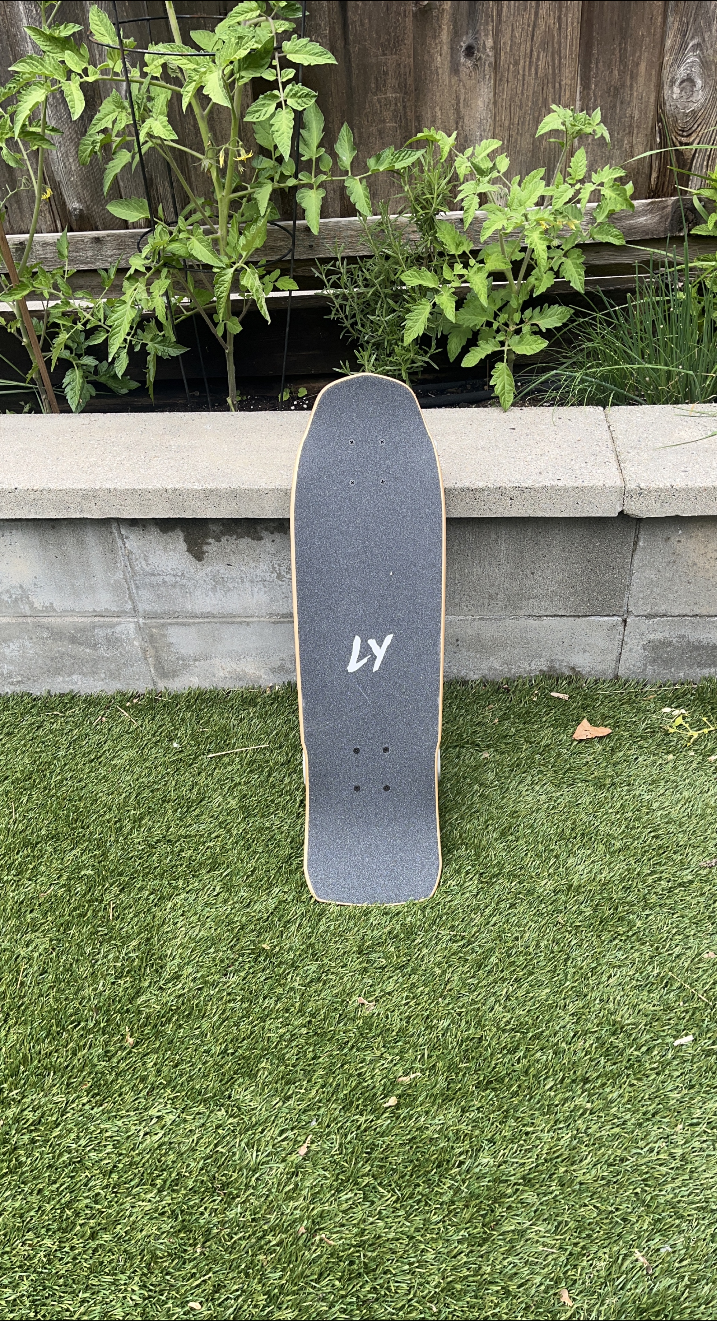 Skateboard with hawks wheels - black and white thumbnail