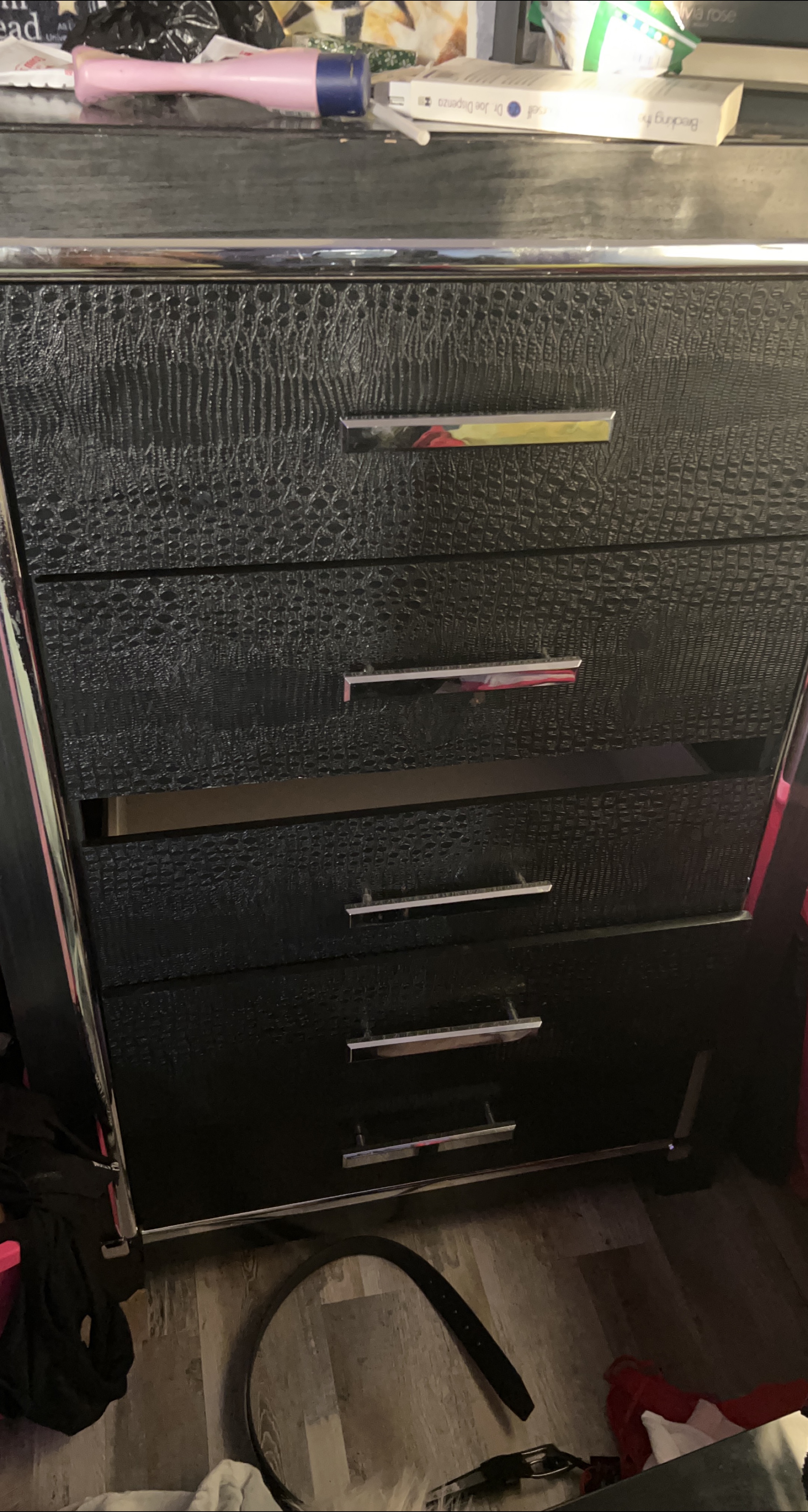 Black 5-Drawer Dresser with Faux Croc Skin thumbnail