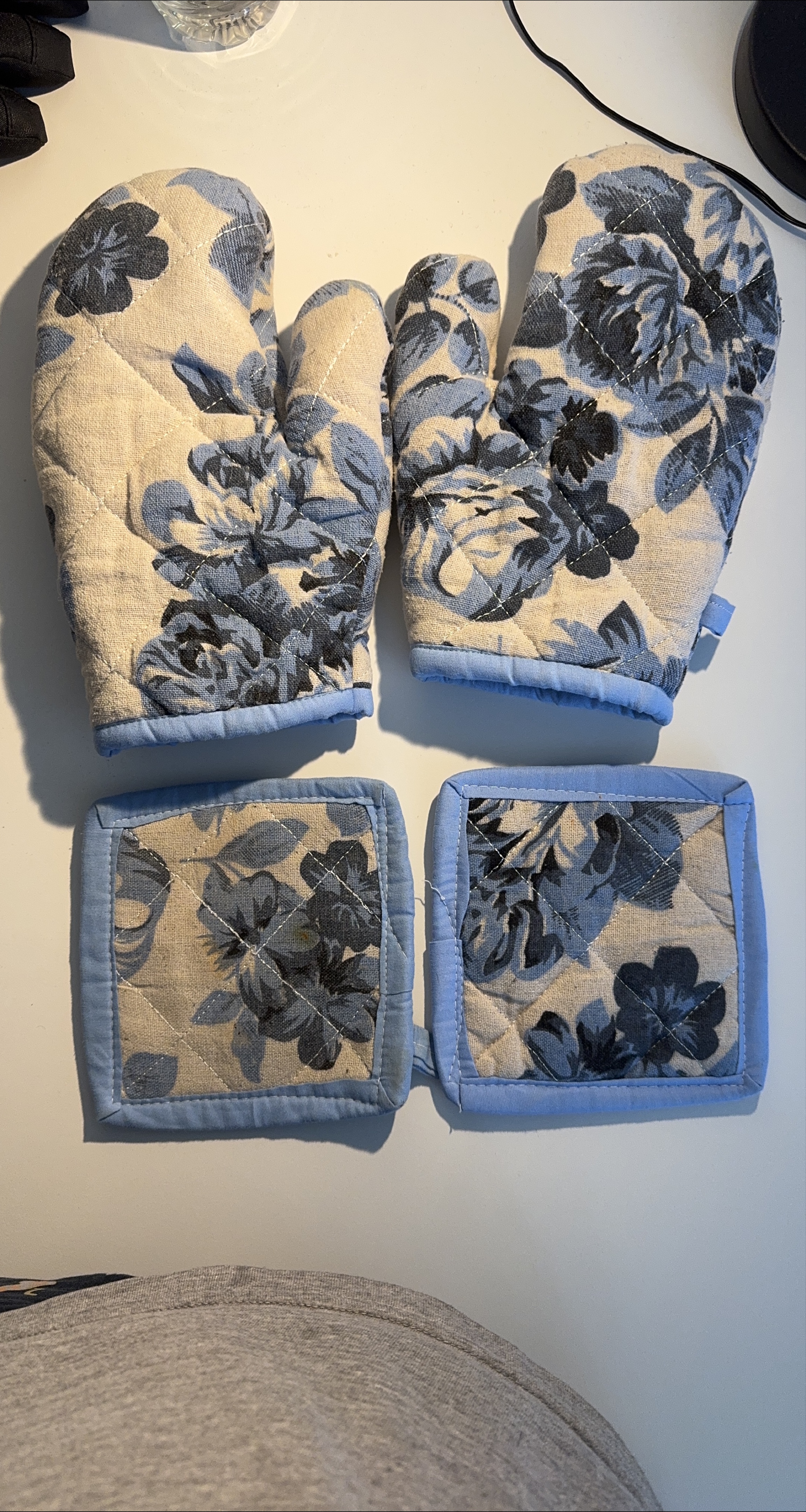 Oven Mitts and Pot Holders Set thumbnail