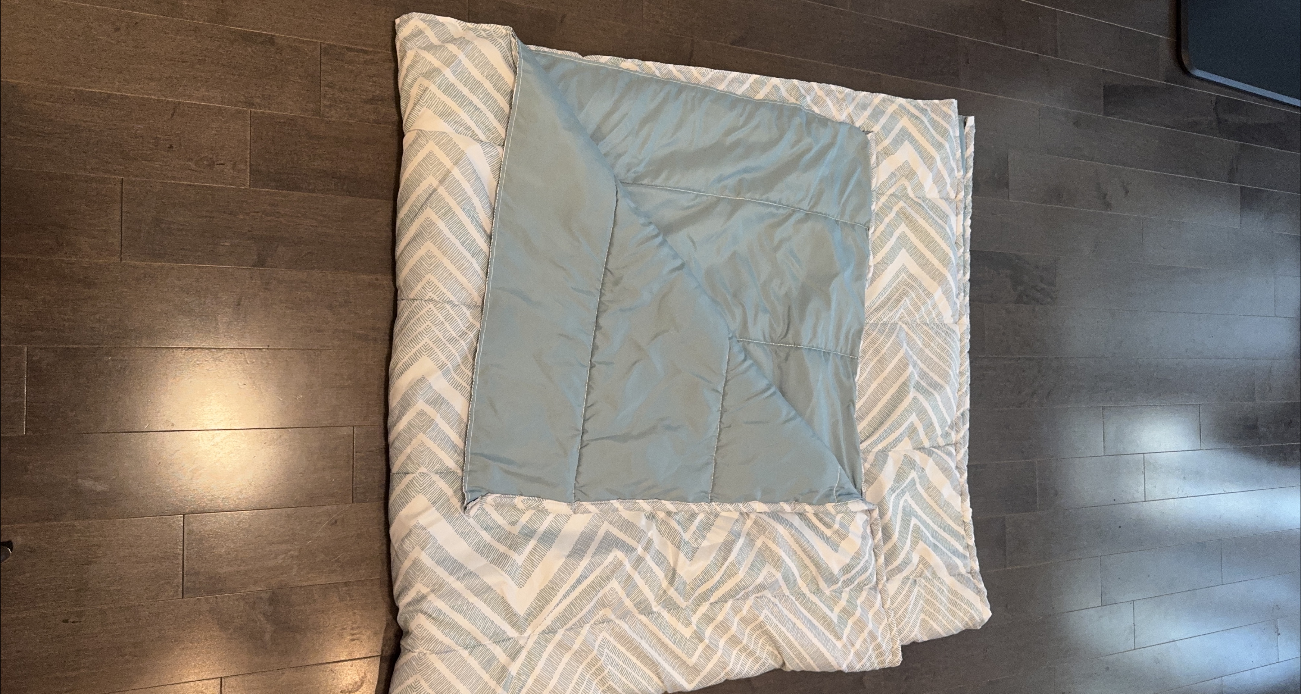 Move out sale - Queen - Comforter Blanket green & White Pattern thumbnail