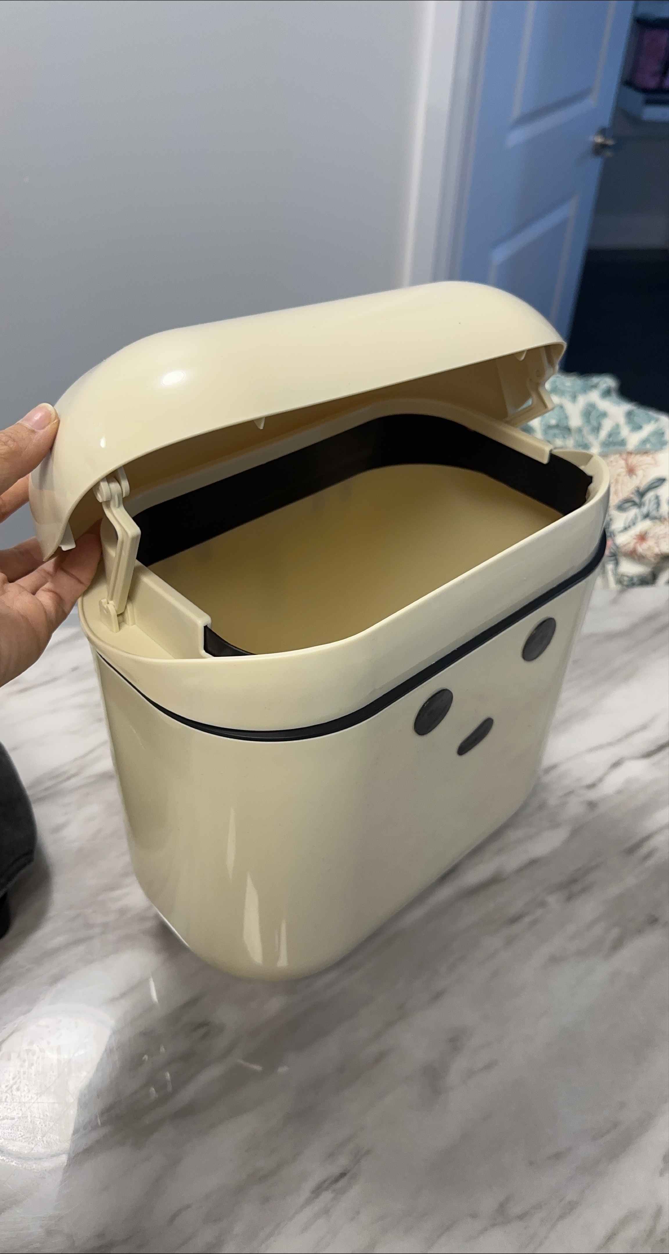 Cream-coloured Trash Can thumbnail