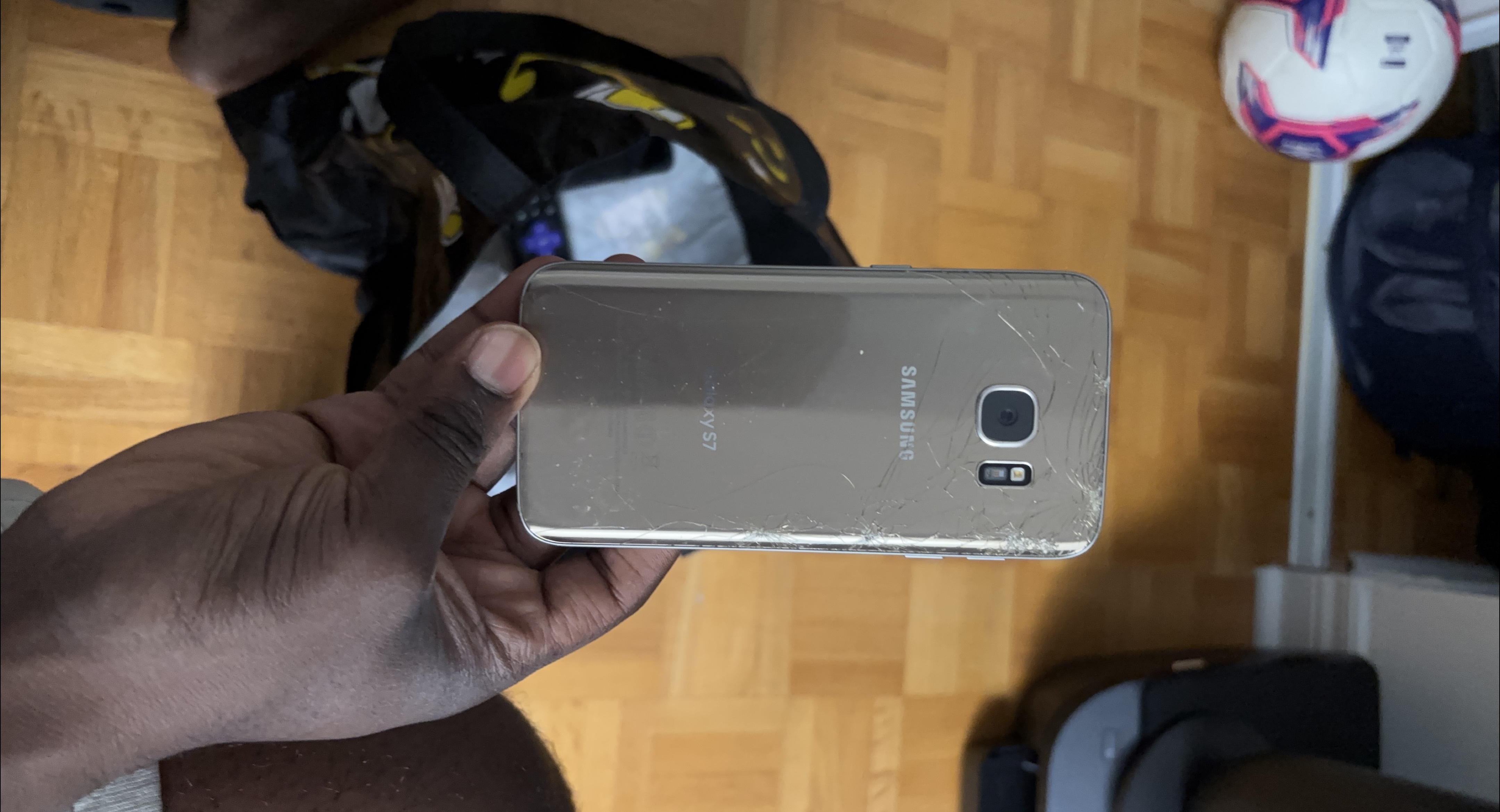 Samsung Galaxy S7 - Cracked Screen thumbnail