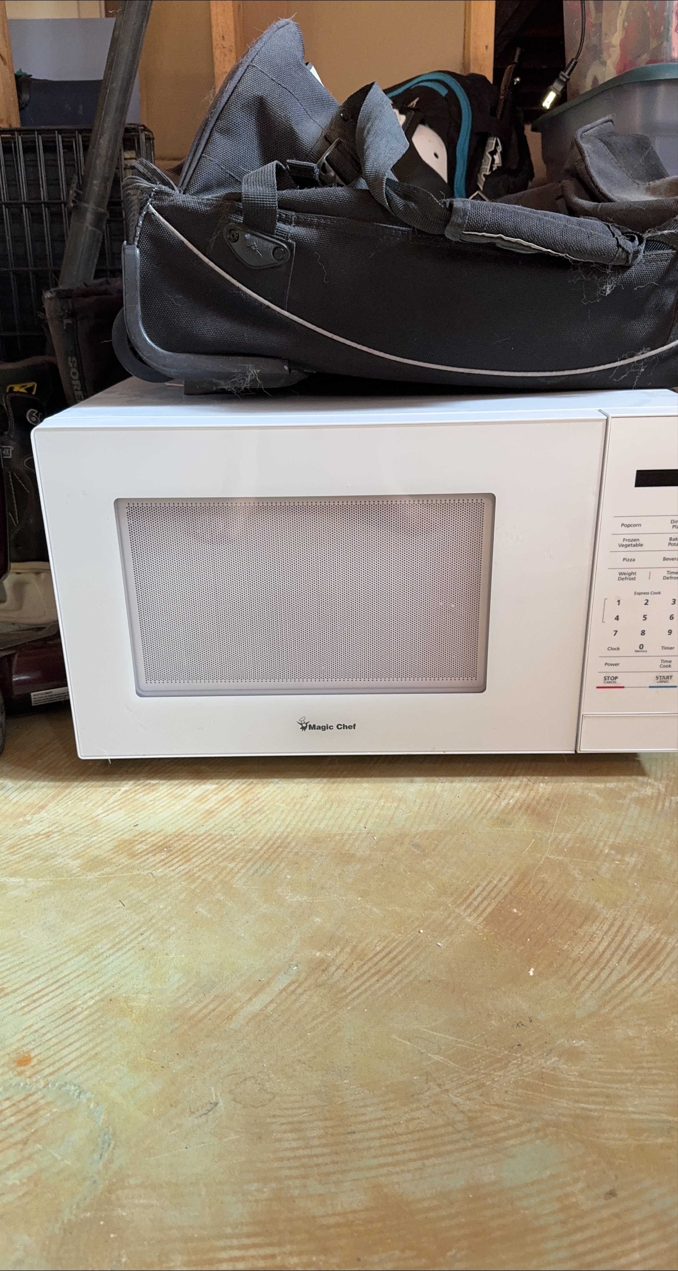 Magic Chef White Microwave thumbnail