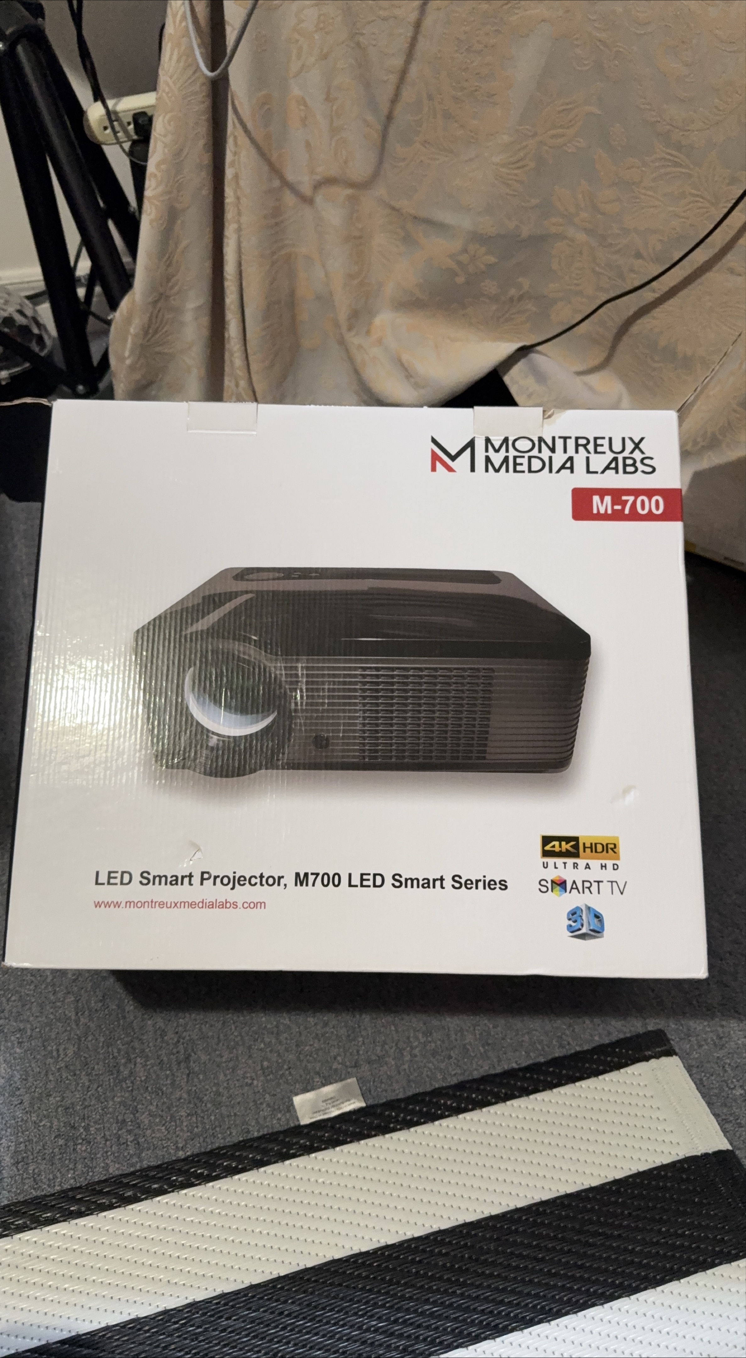 🇨🇦 Montreux Media Labs M-700 LED Smart Projector thumbnail