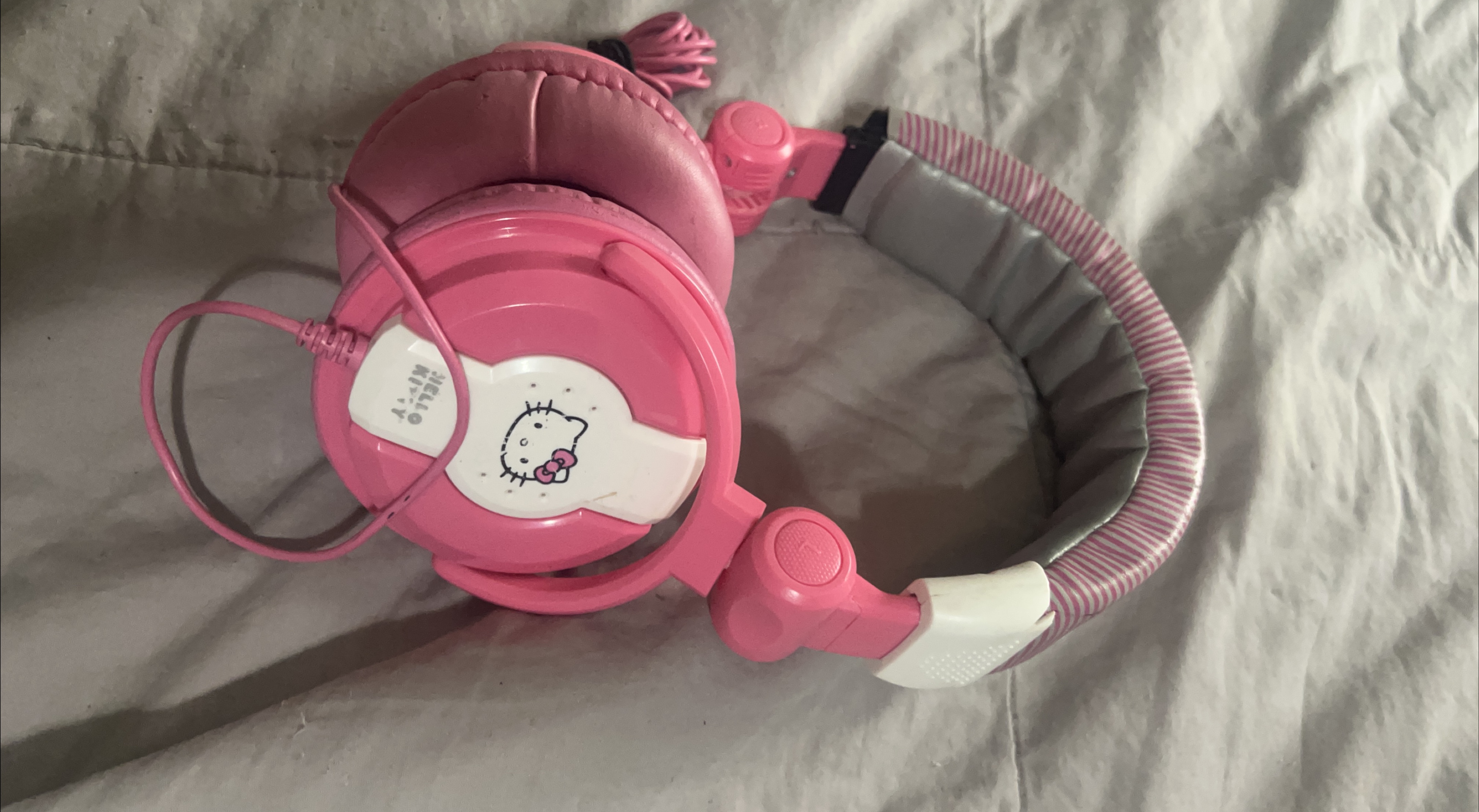 Hello Kitty Pink Headphones thumbnail