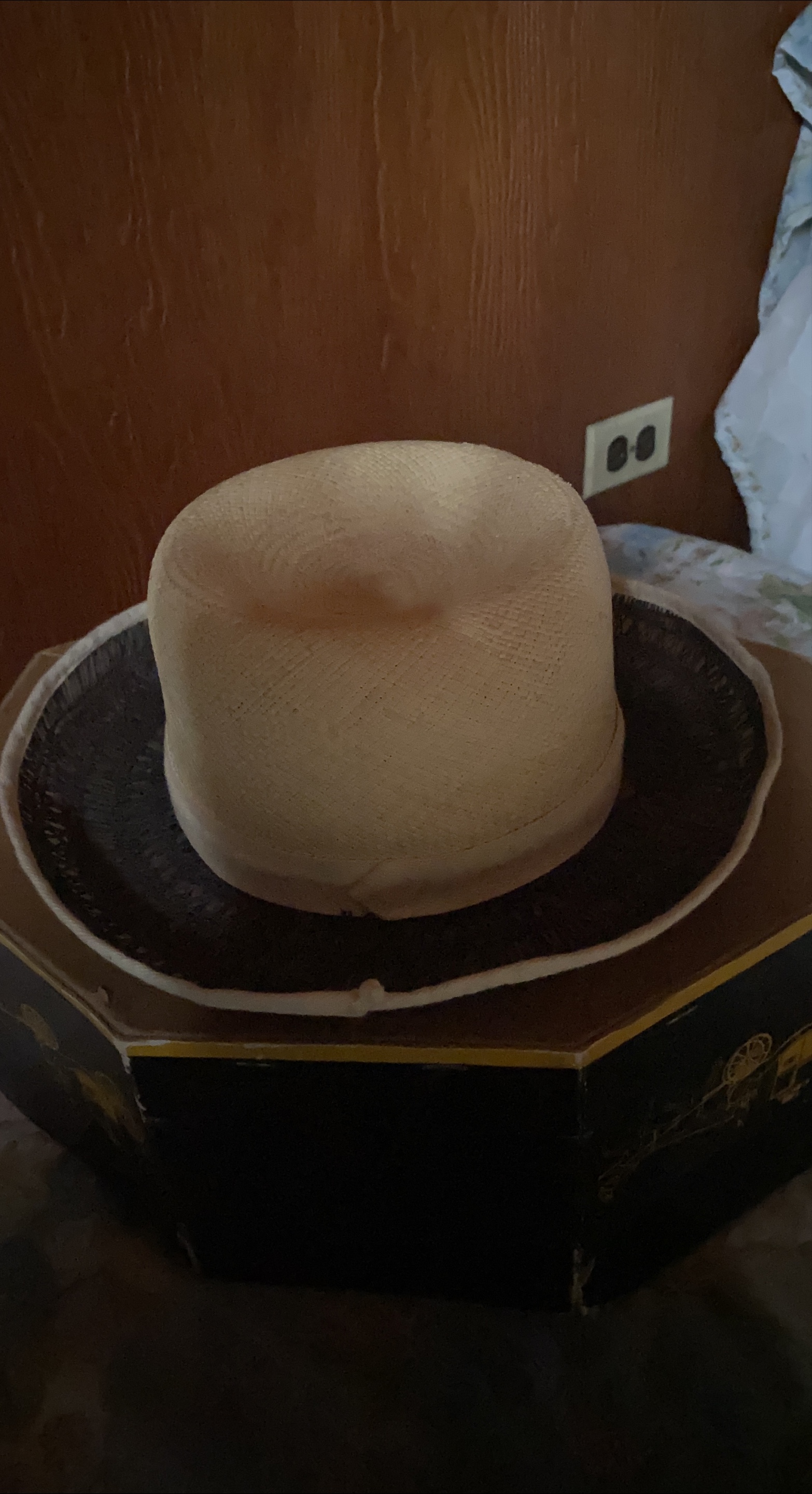 Cream-coloured straw hat thumbnail