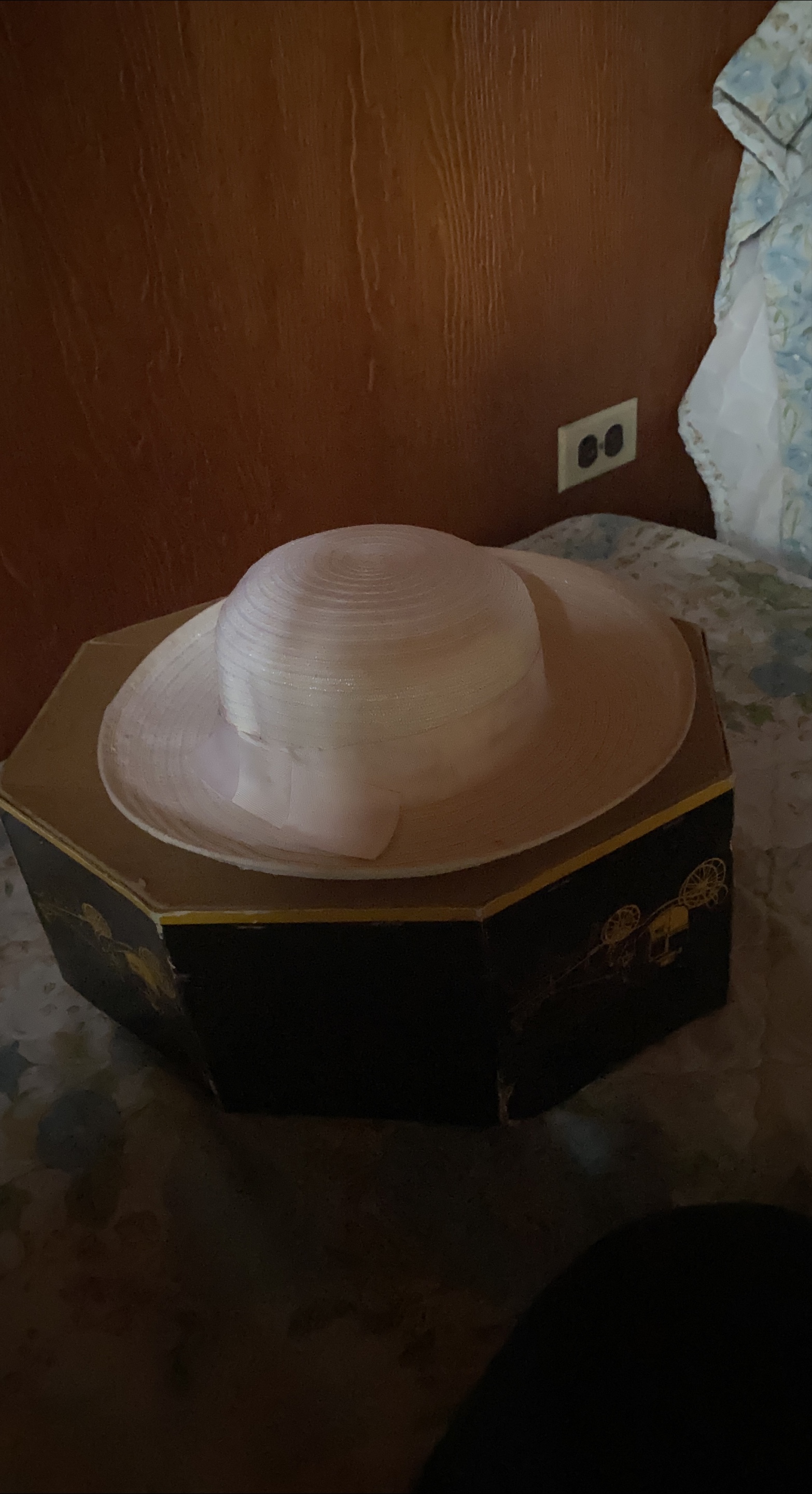 Ladies White Hat with Box thumbnail