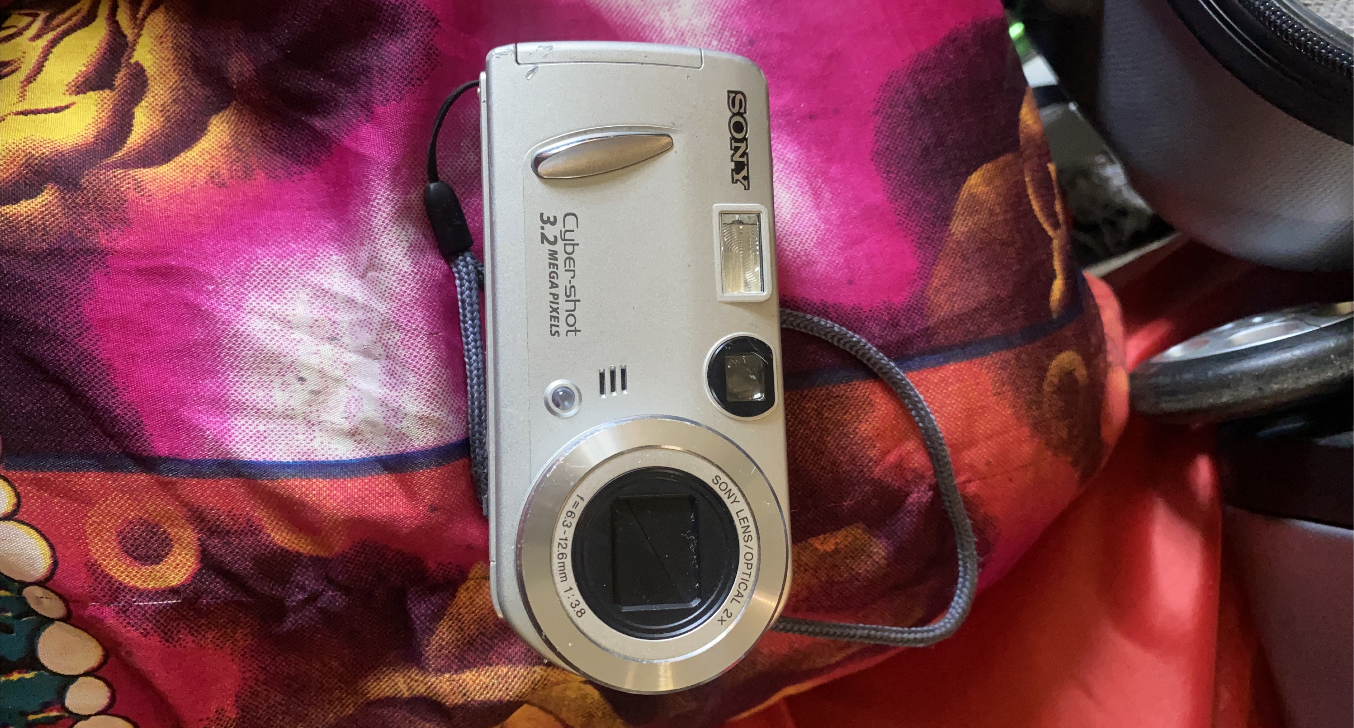 Sony Cyber-shot 3.2 Megapixels Camera thumbnail