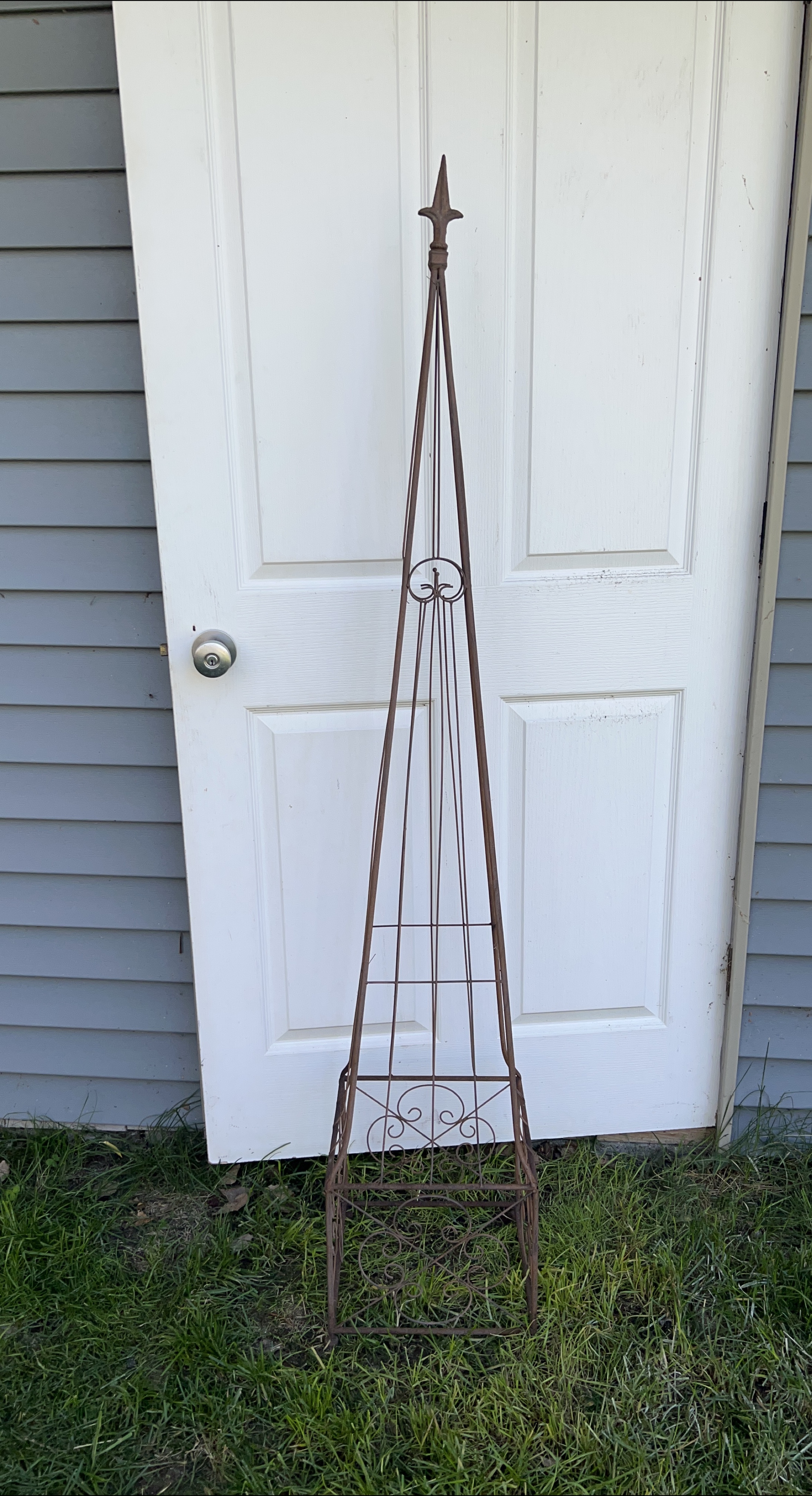 Metal Garden Obelisk thumbnail
