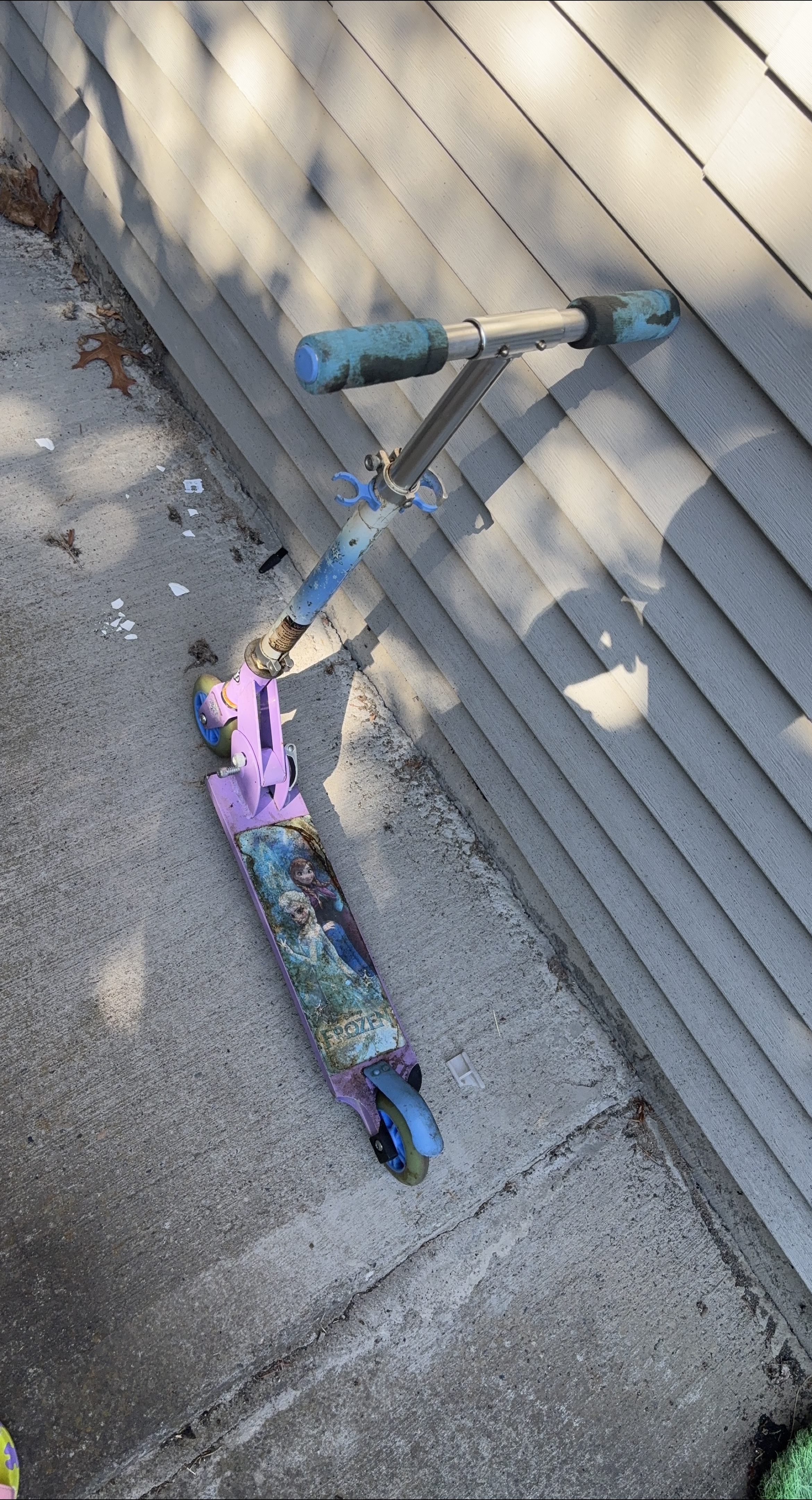 Kids' Frozen Scooter thumbnail
