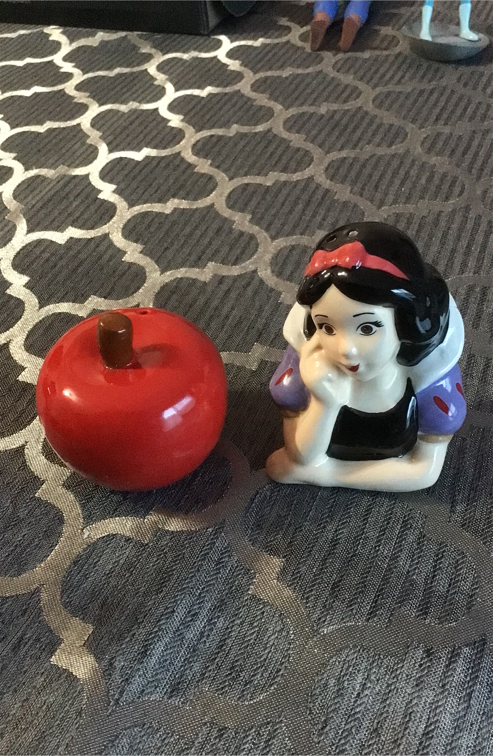 Disney, snow white and apple, ceramic salt and pepper shakers
