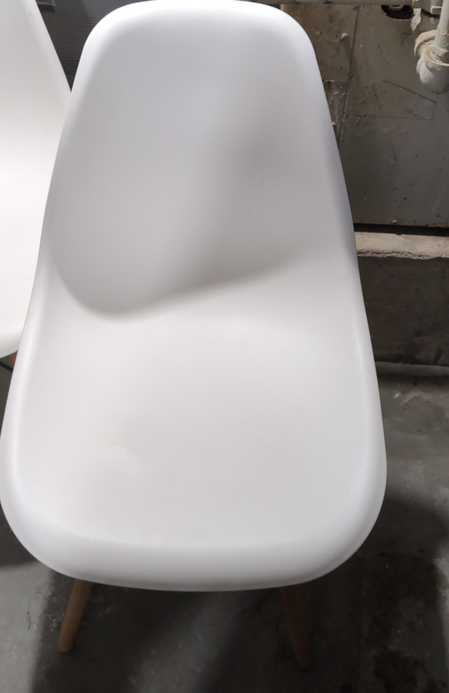 White Plastic Chair 🥕 thumbnail