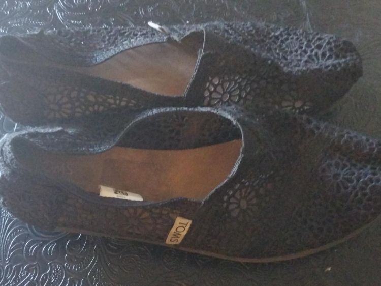 Black Toms Floral Lace Slip-On Shoes