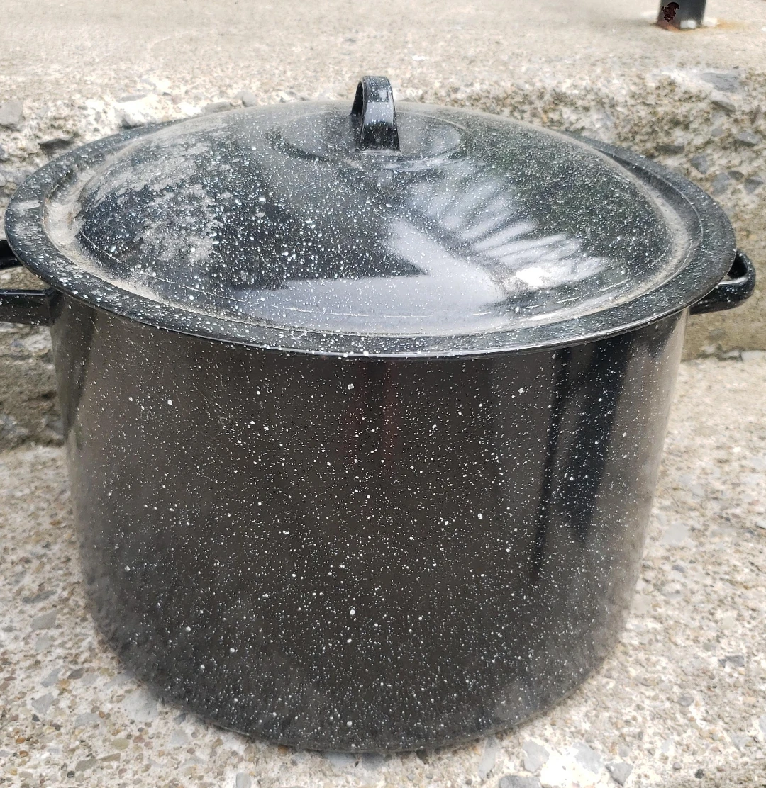 Enamelware Stock Pot with Lid thumbnail