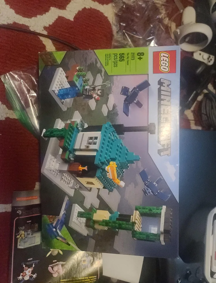 discontinued lego Minecraft 21173 The Sky Tower (565 Pieces)