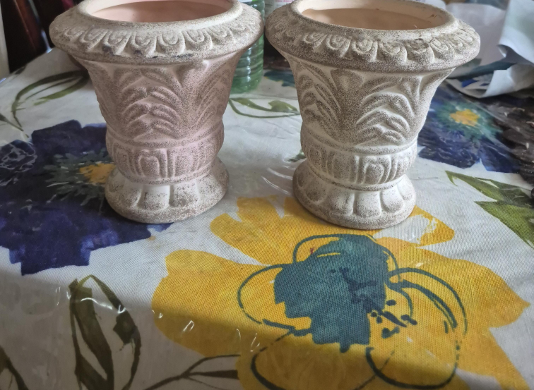 2 Vintage Style Vases thumbnail