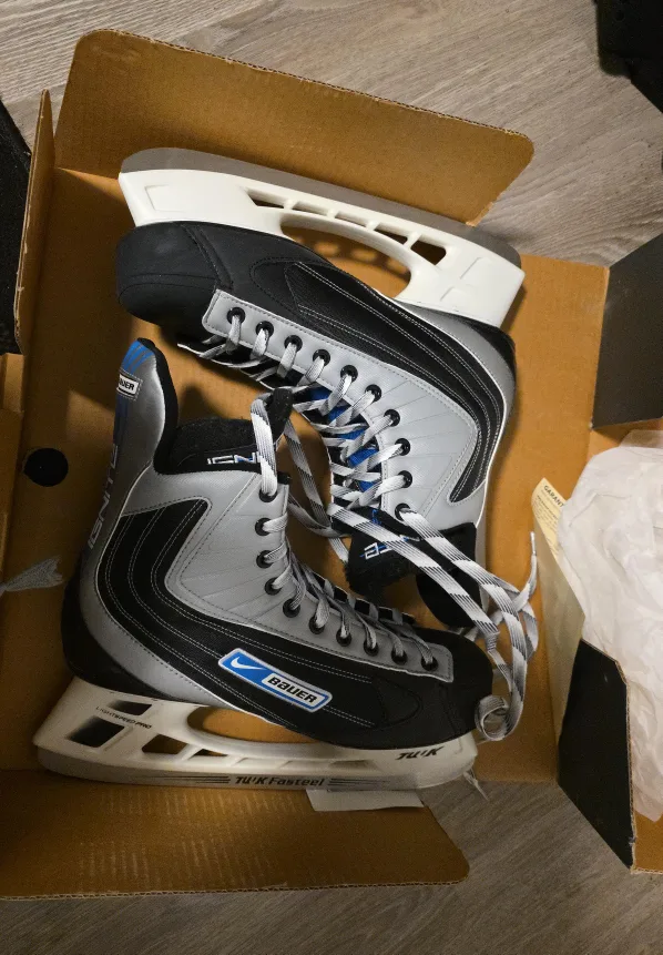 Bauer Ignite 44 Hockey Skates