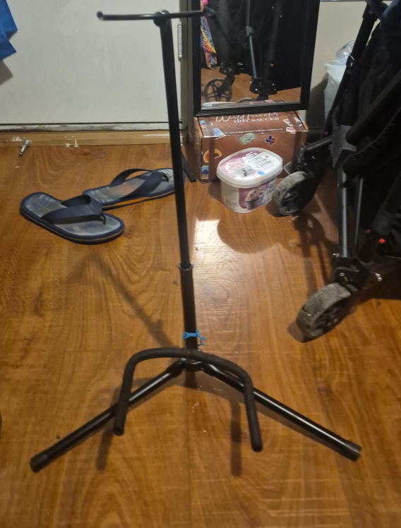 Guitar stand thumbnail