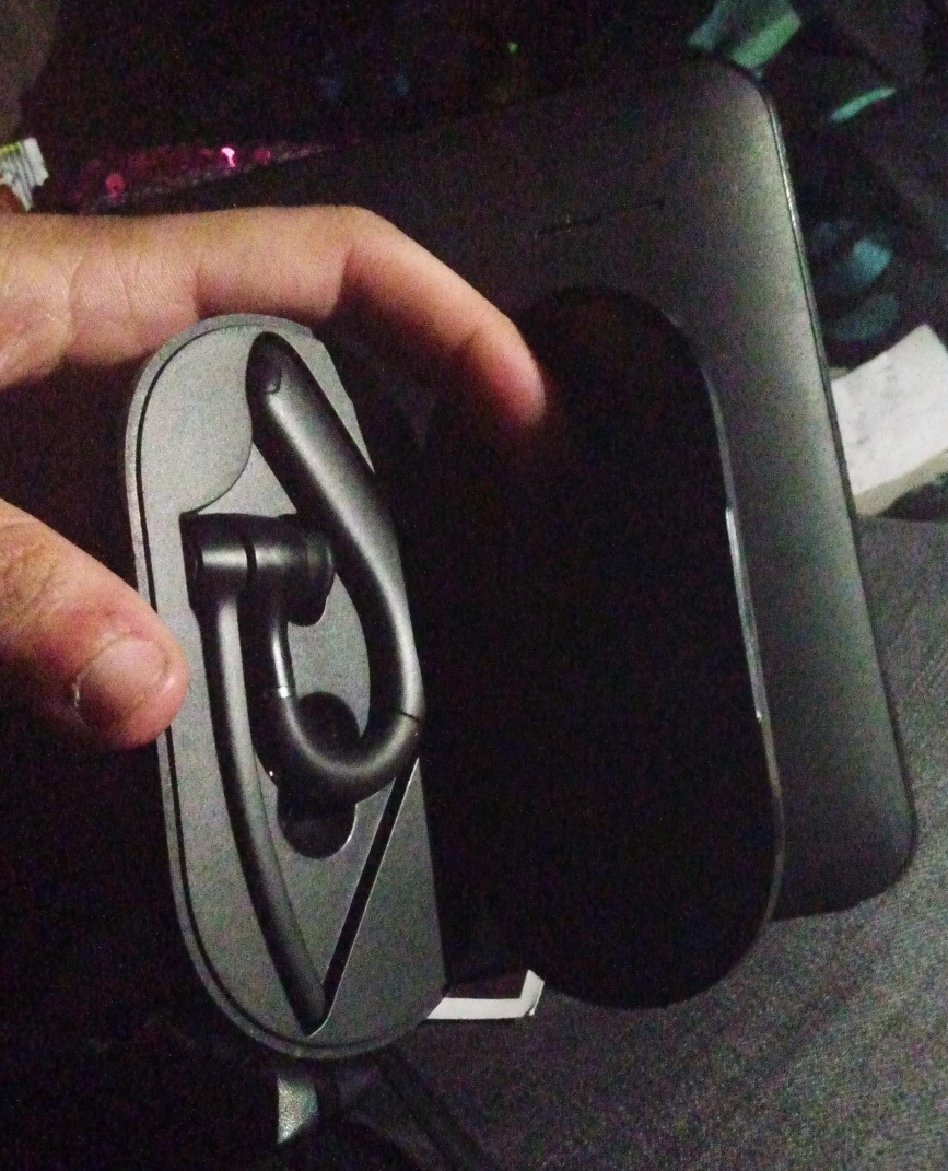 Wireless earpiece with Charging Case thumbnail