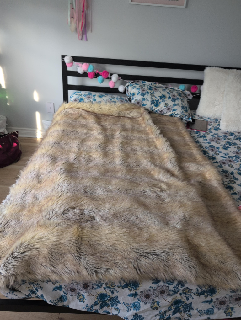 Faux Fur Throw Blanket - Cozy & Stylish! thumbnail