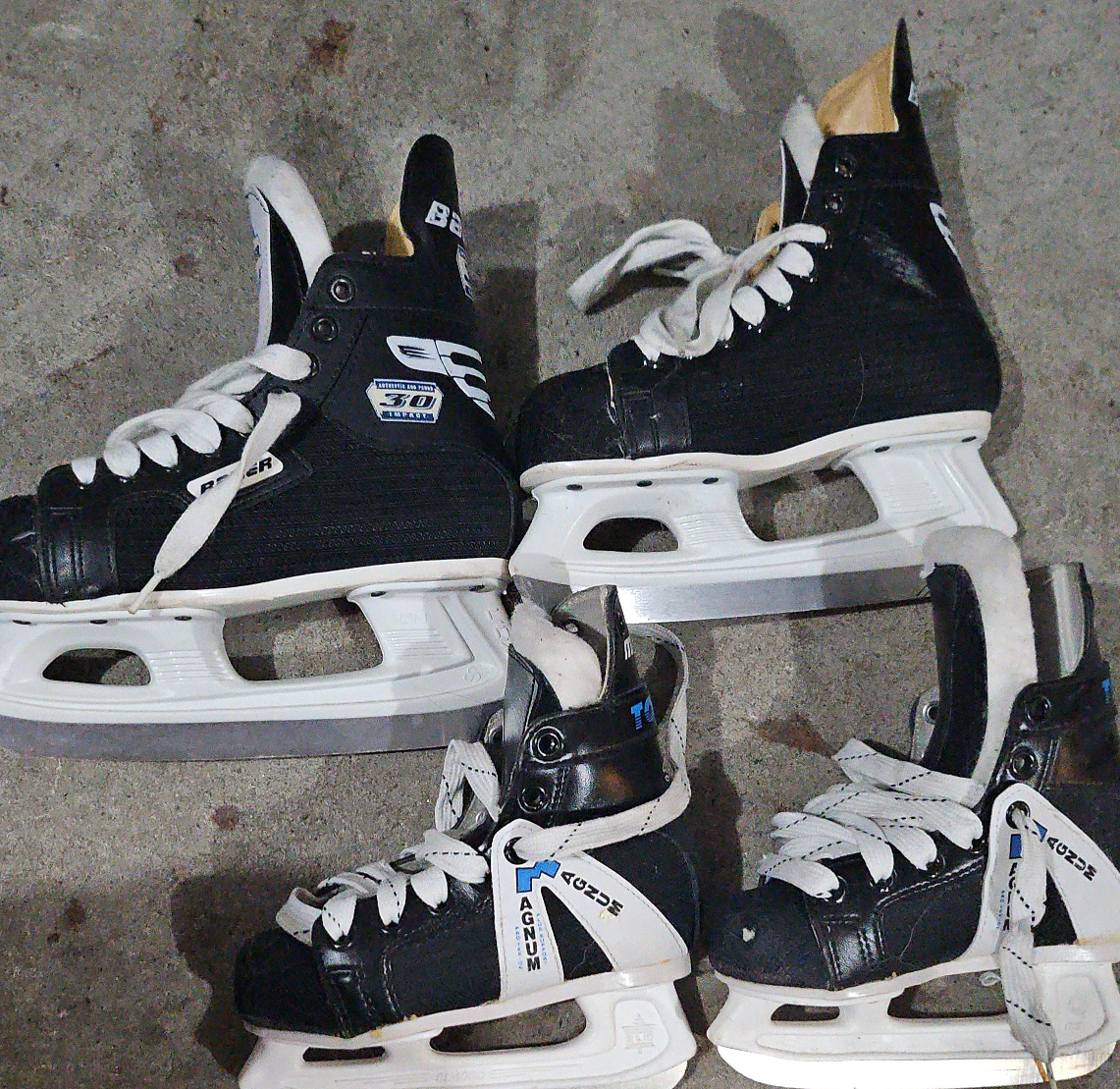 Pair of kids hockey Skates thumbnail