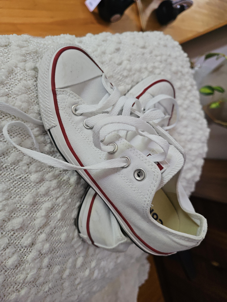 White Converse Chuck Taylor All Star thumbnail