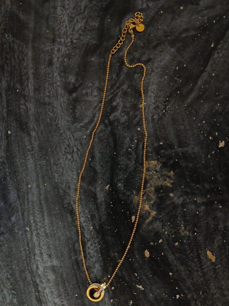 Gold necklace with interlocking rings thumbnail