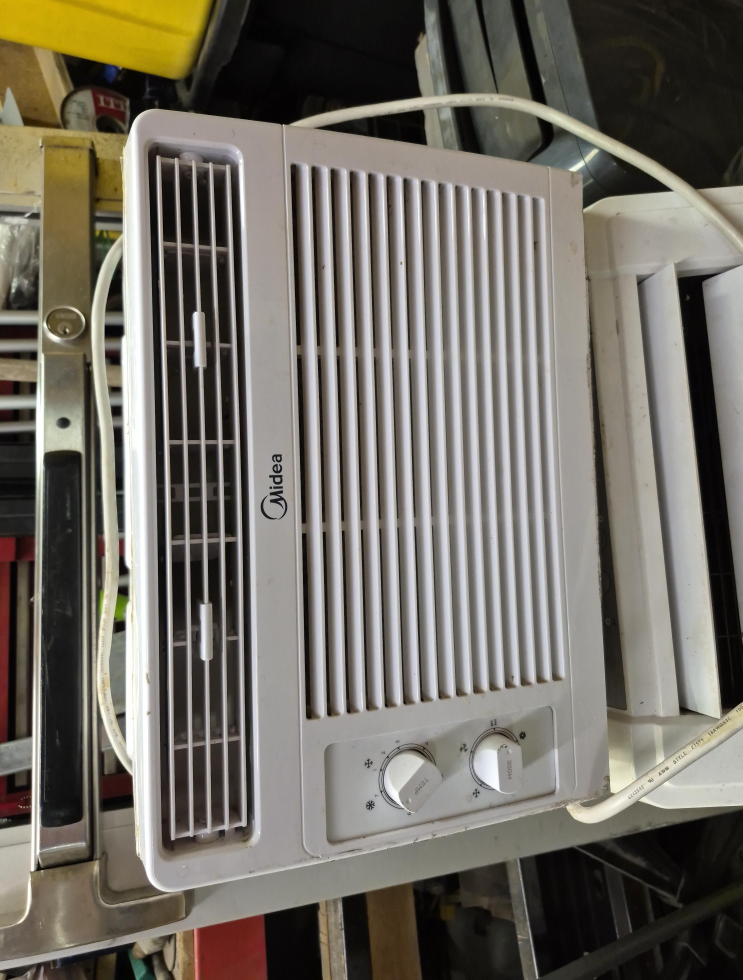 Midea Window Air Conditioner thumbnail