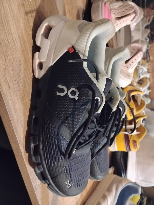 On Running Black Trail Shoes image indicator(1)