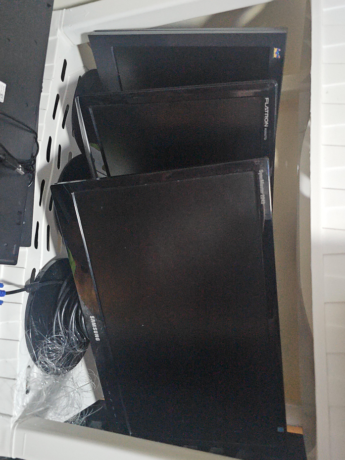 Samsung SyncMaster 2243 & LG Flatron Monitor