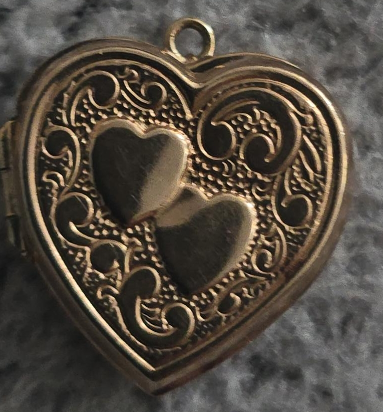 Vintage 10k Heart Locket Pendant plus scraps thumbnail
